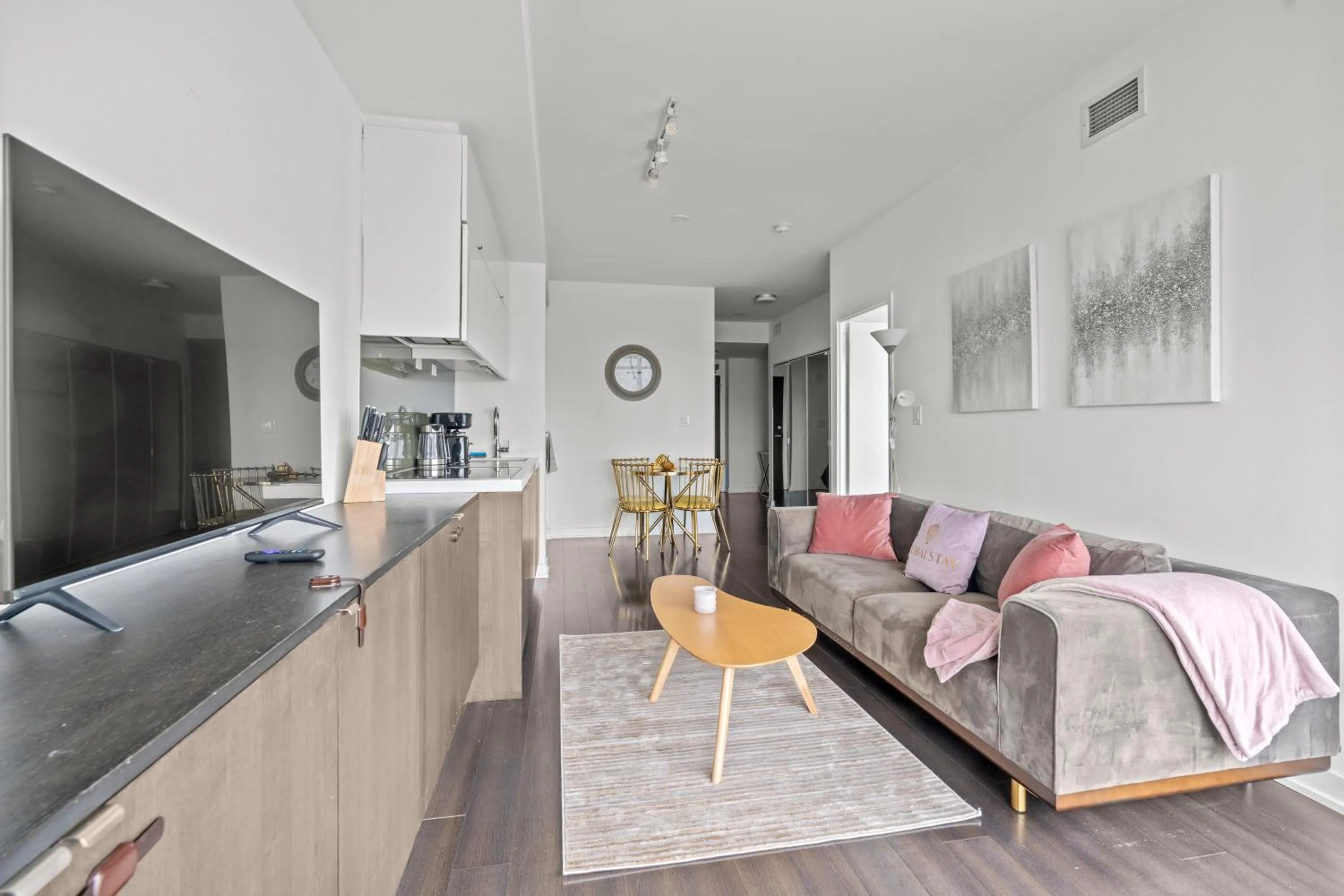 TV and multimedia in GLOBALSTAY Elegant Downtown Apartments