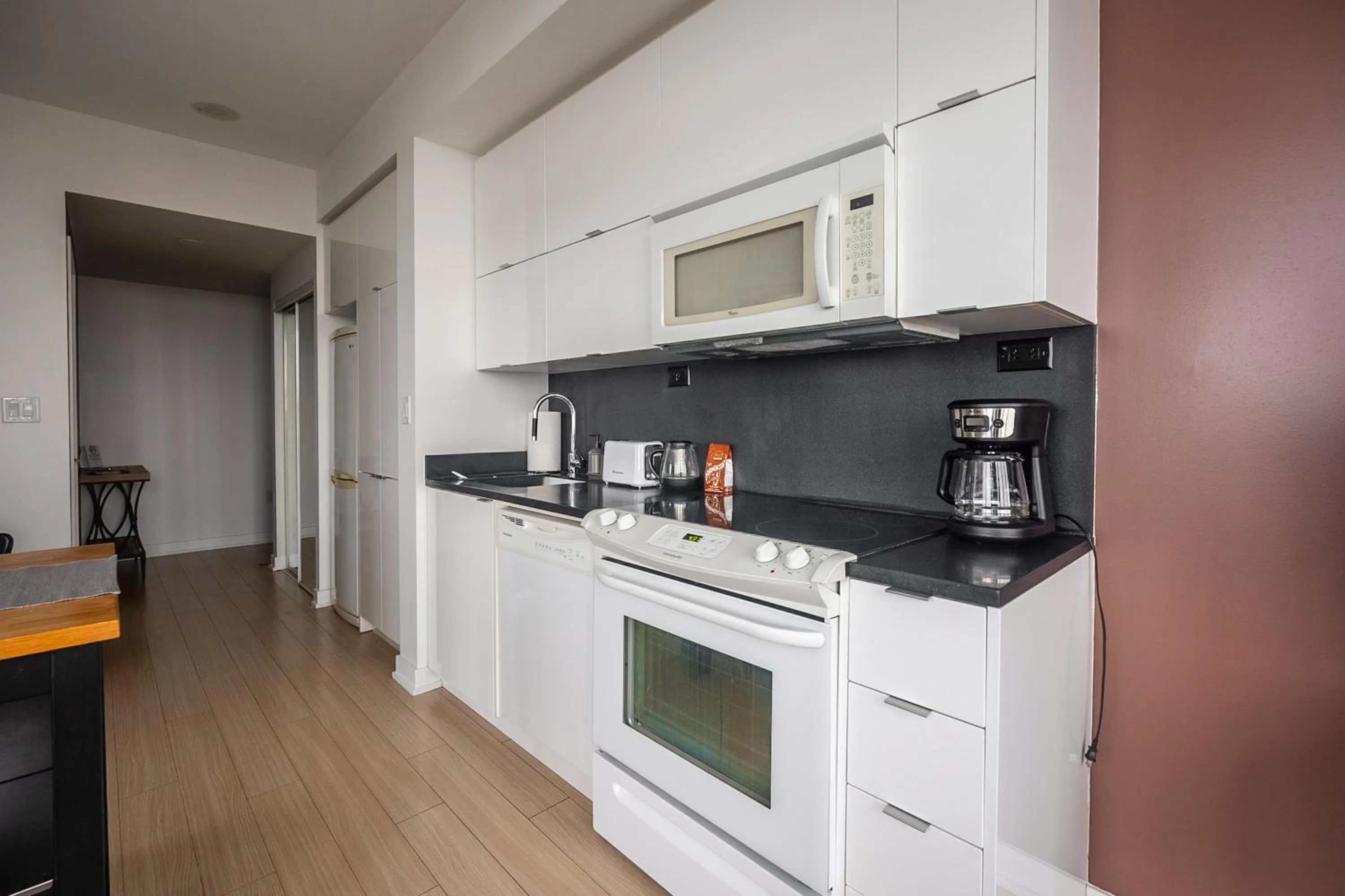 Kitchen or kitchenette in GLOBALSTAY Elegant Downtown Apartments