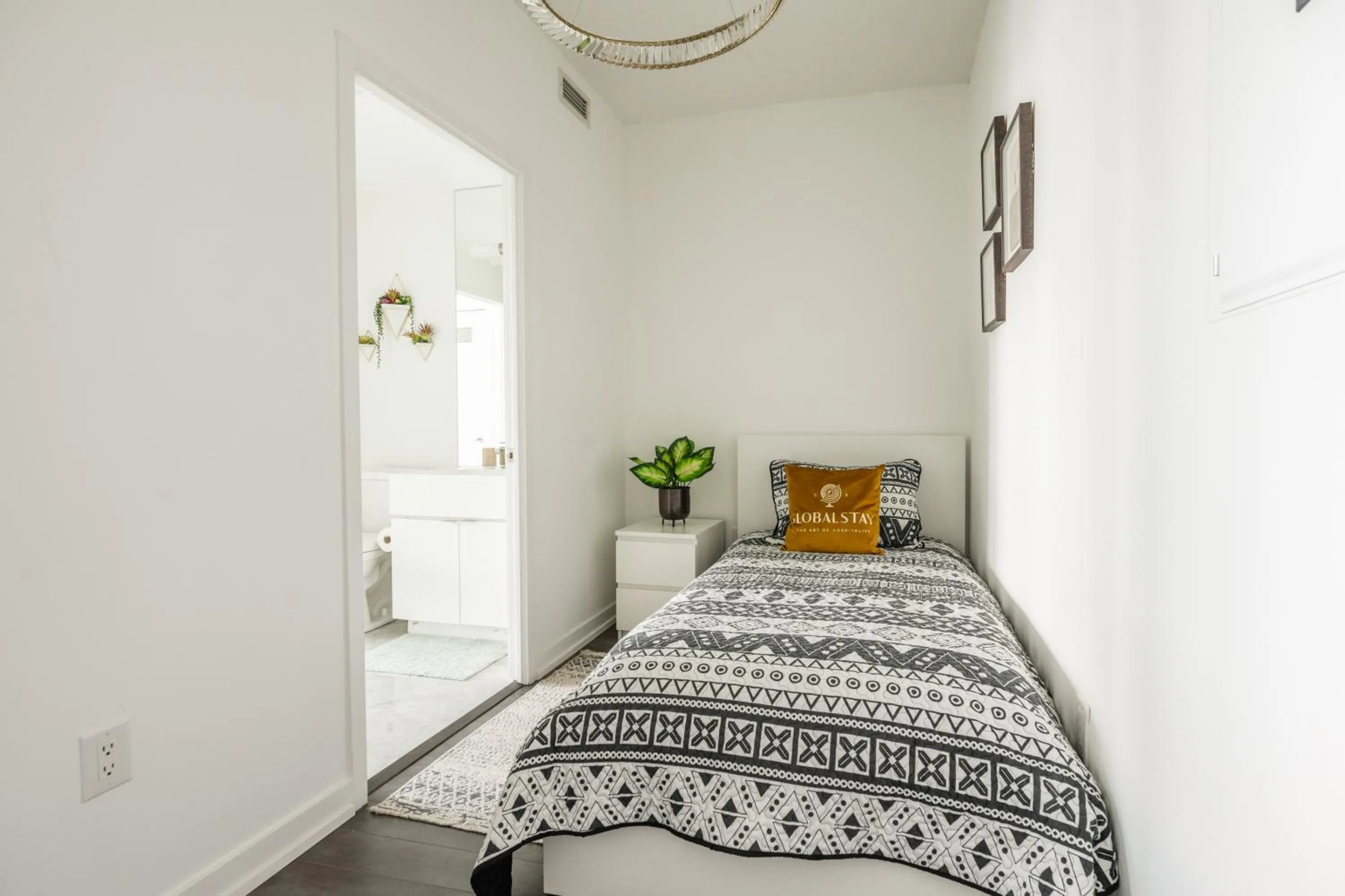 Bed in GLOBALSTAY Elegant Downtown Apartments