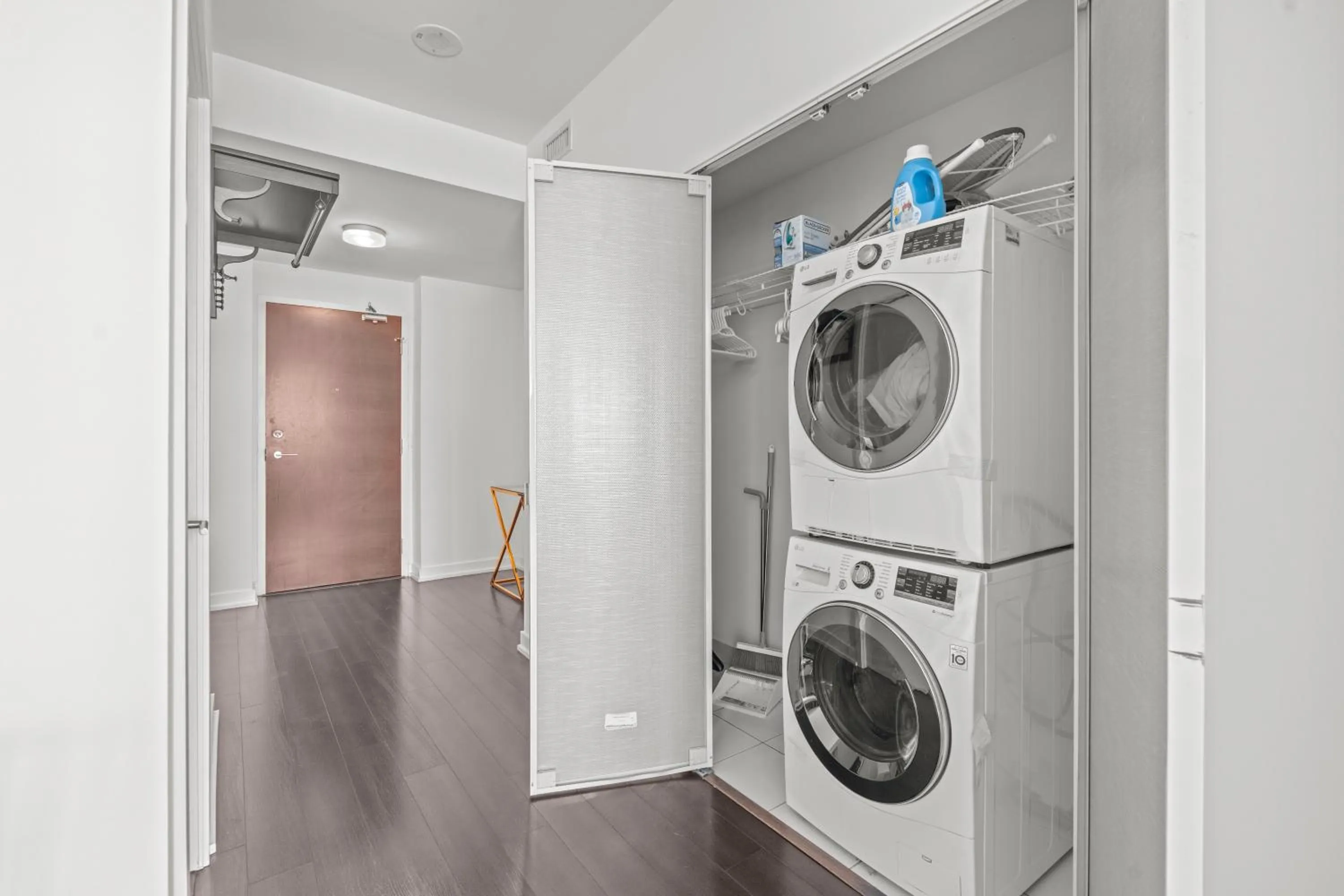 washing machine in GLOBALSTAY Elegant Downtown Apartments