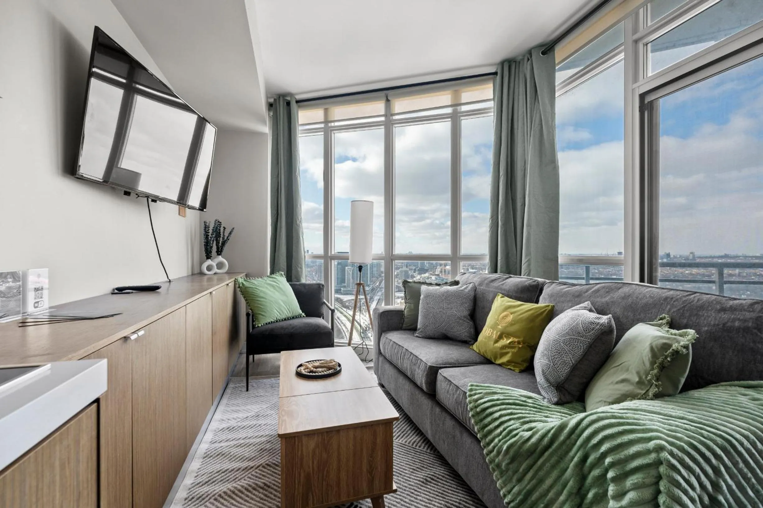 TV and multimedia in GLOBALSTAY Elegant Downtown Apartments