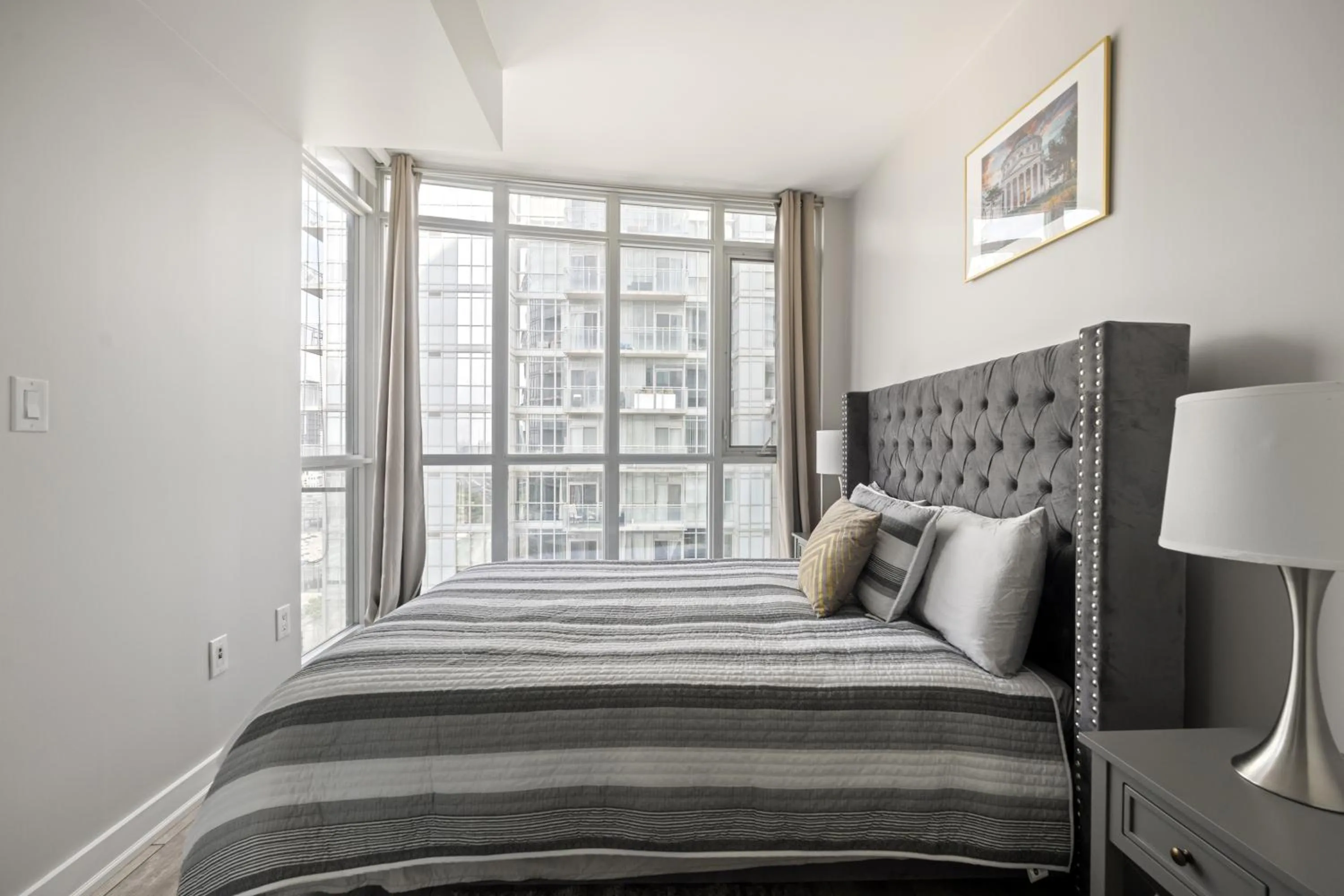 Bed in GLOBALSTAY Elegant Downtown Apartments