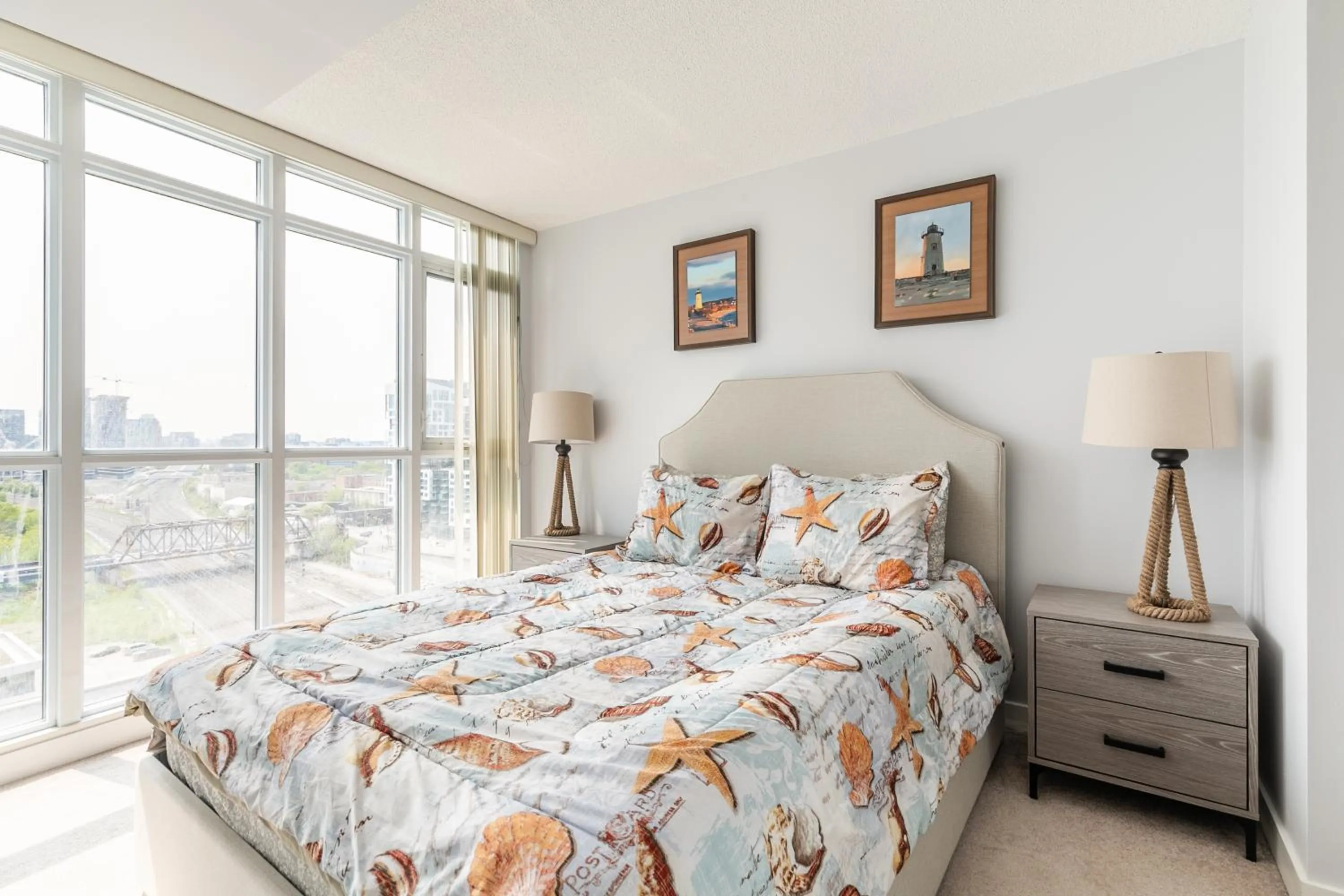 Bed in GLOBALSTAY Elegant Downtown Apartments