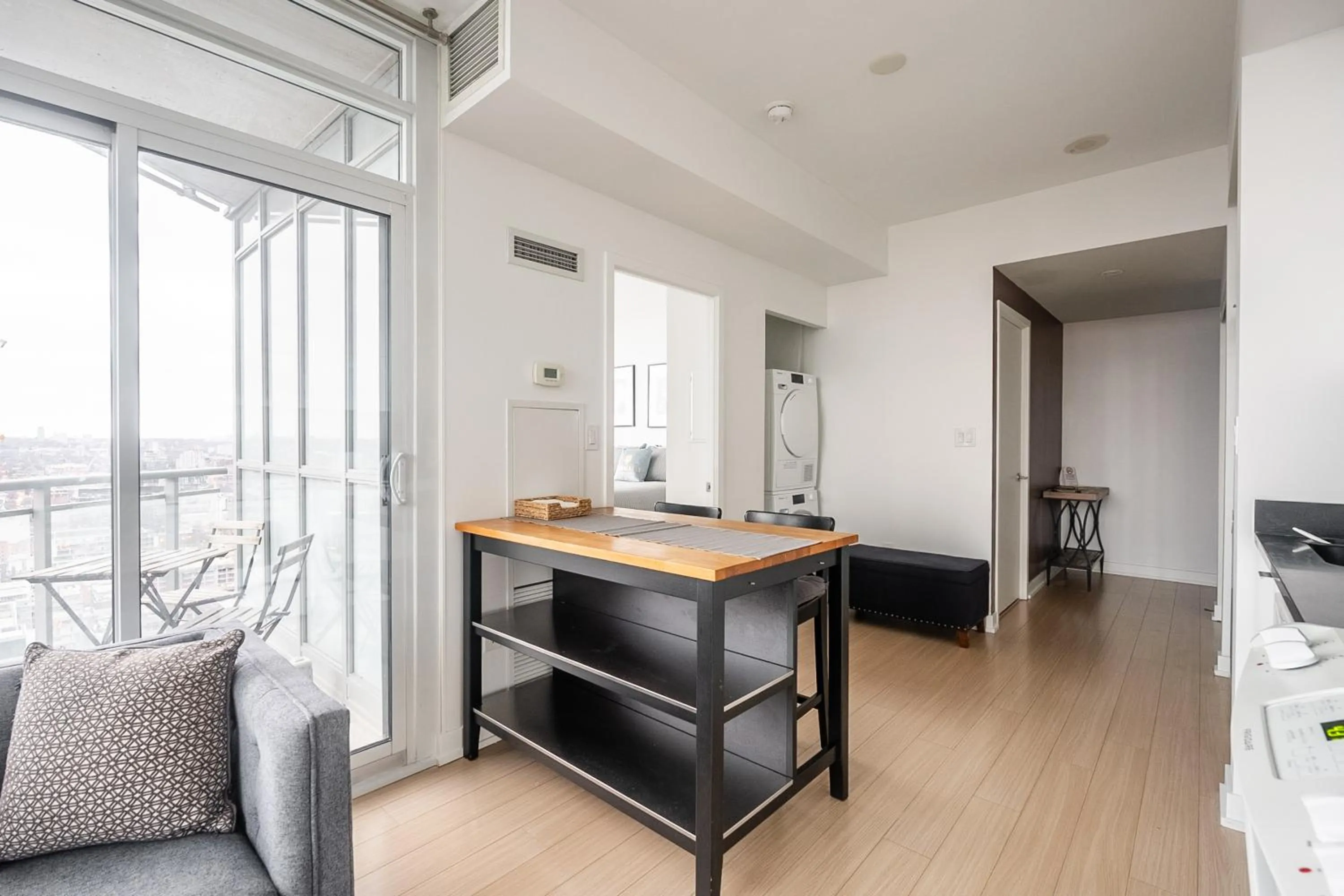 Dining area in GLOBALSTAY Elegant Downtown Apartments
