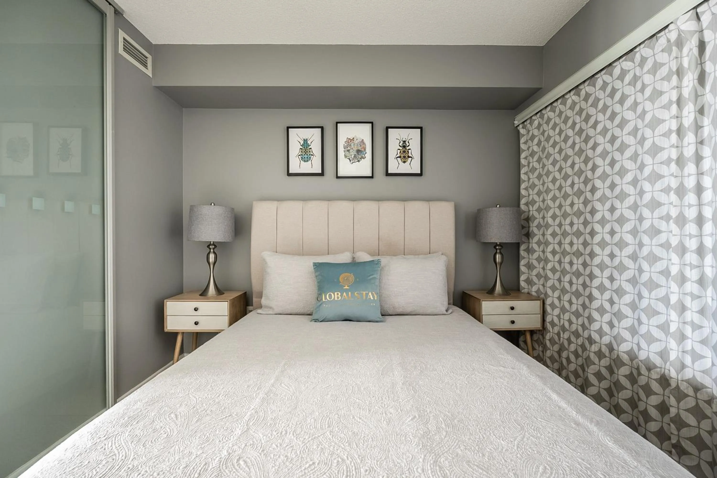 Bed in GLOBALSTAY Elegant Downtown Apartments