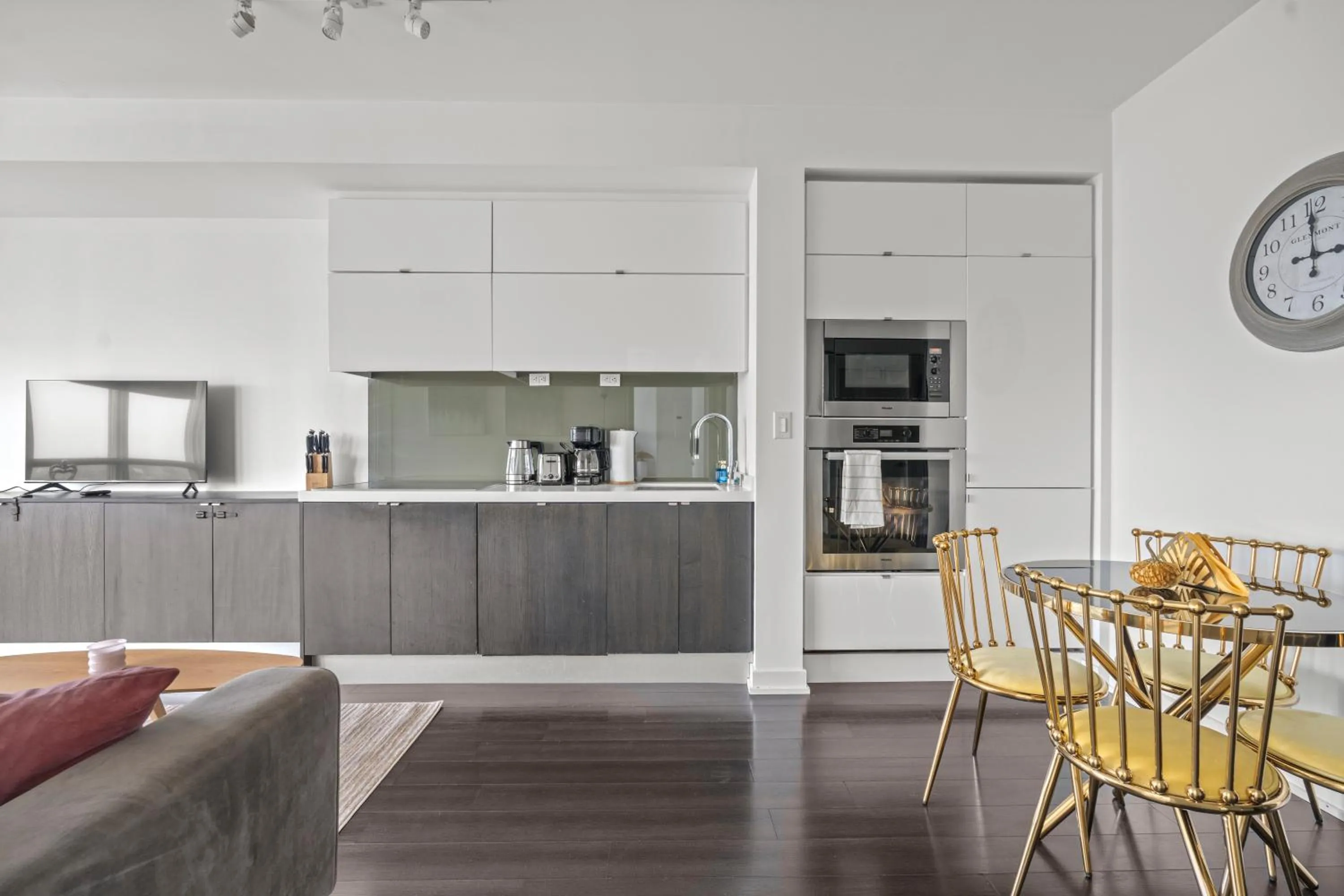 Kitchen or kitchenette in GLOBALSTAY Elegant Downtown Apartments