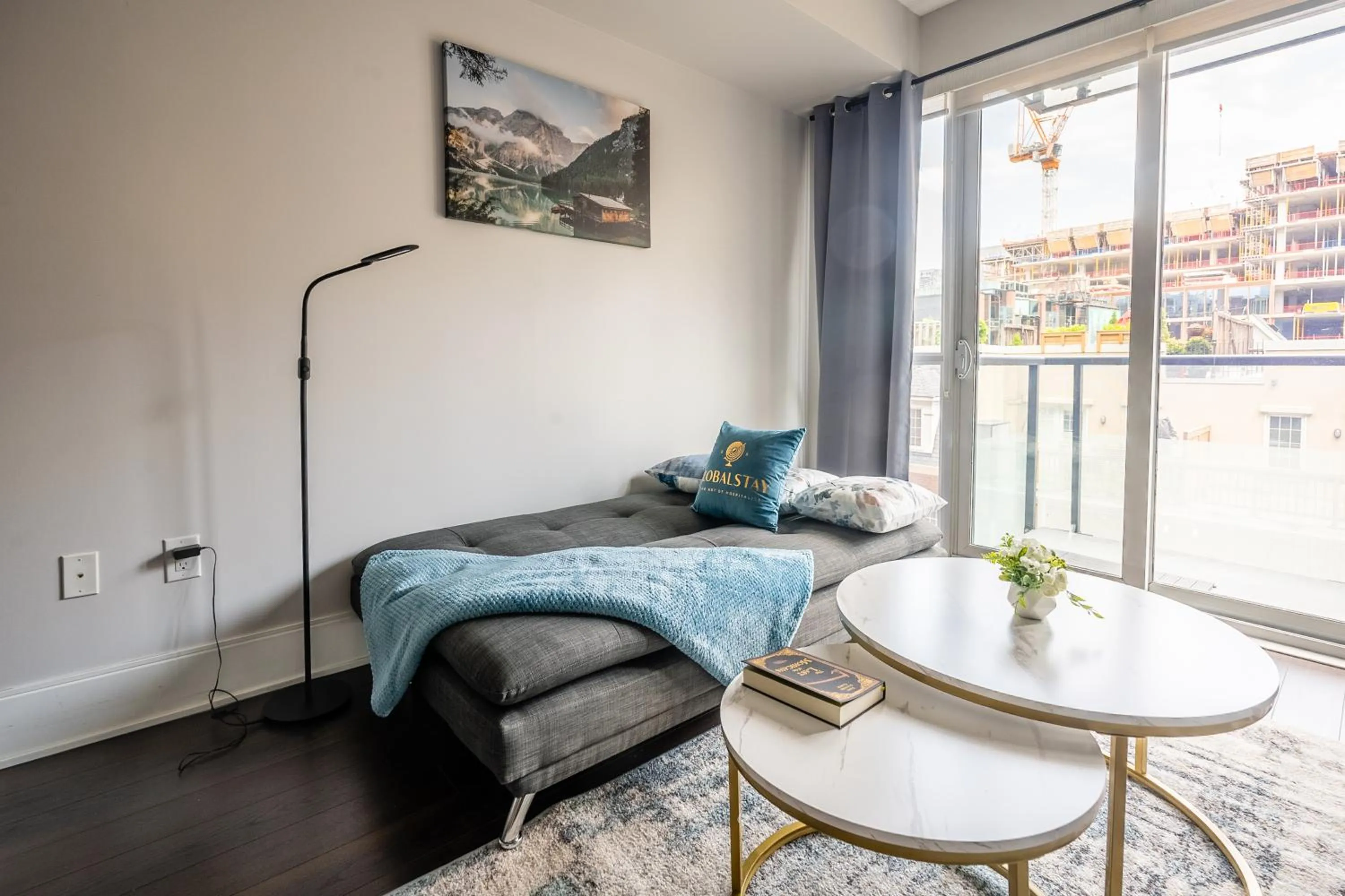 Bed in GLOBALSTAY Elegant Downtown Apartments