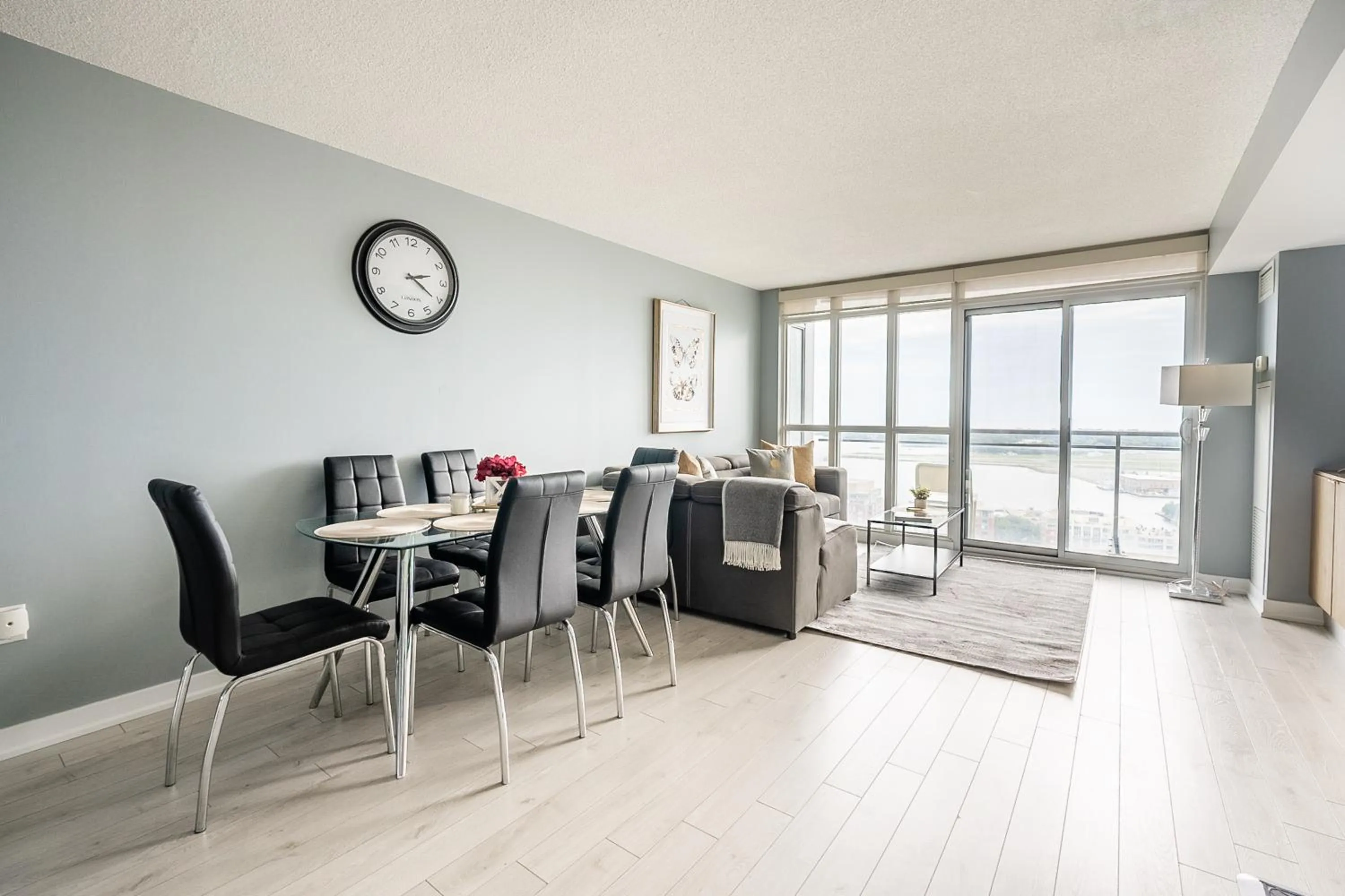 Living room in GLOBALSTAY Elegant Downtown Apartments