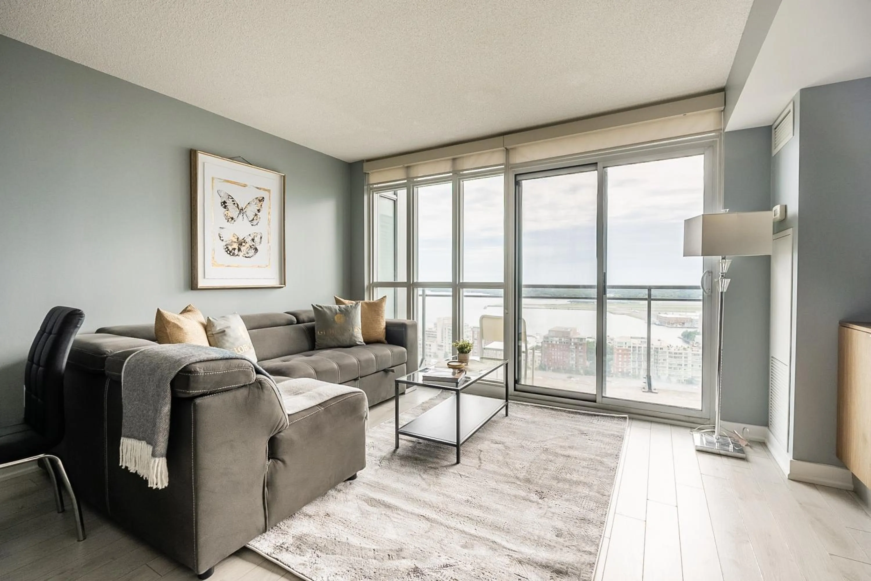 TV and multimedia in GLOBALSTAY Elegant Downtown Apartments