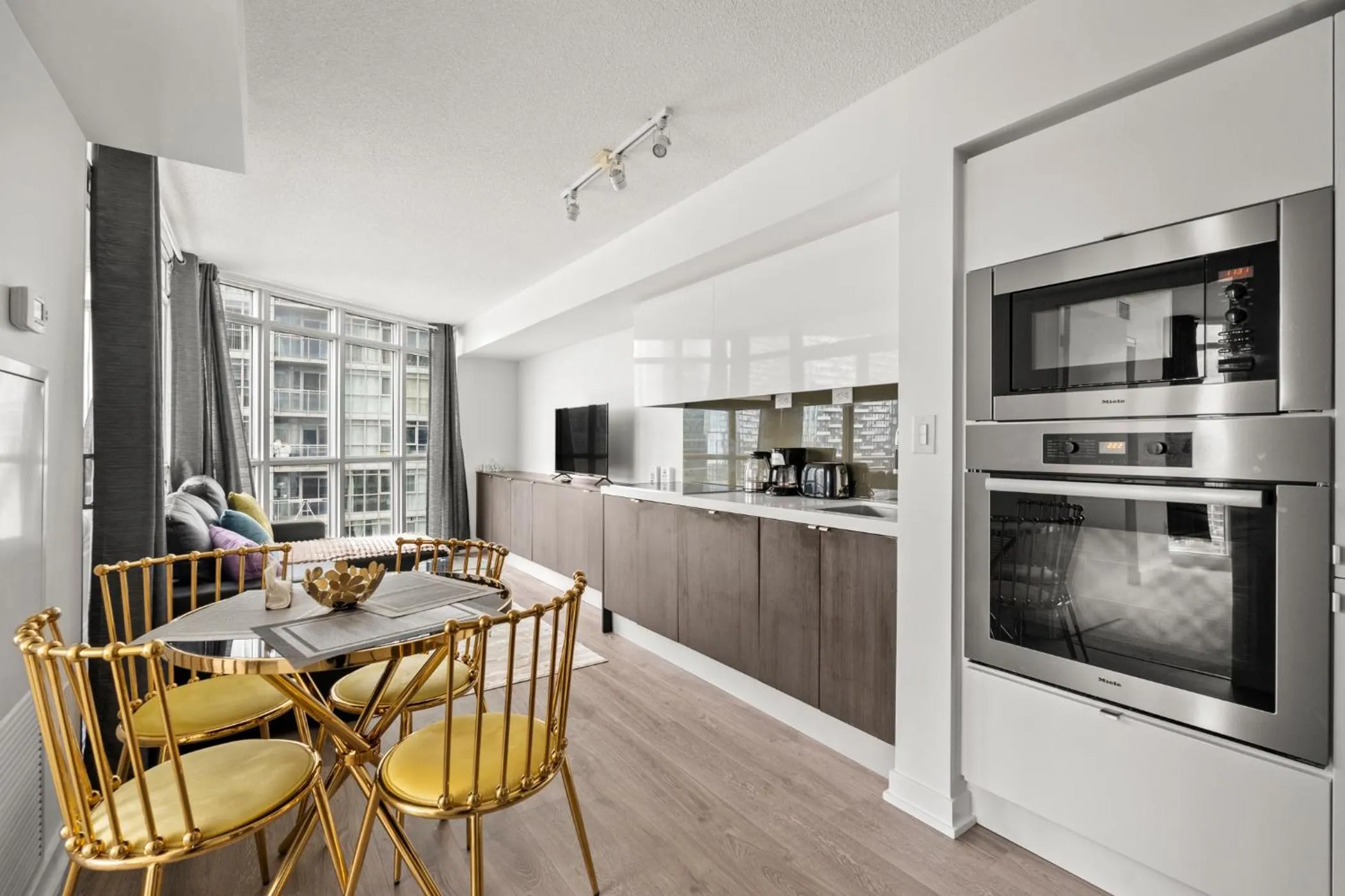 Kitchen or kitchenette in GLOBALSTAY Elegant Downtown Apartments