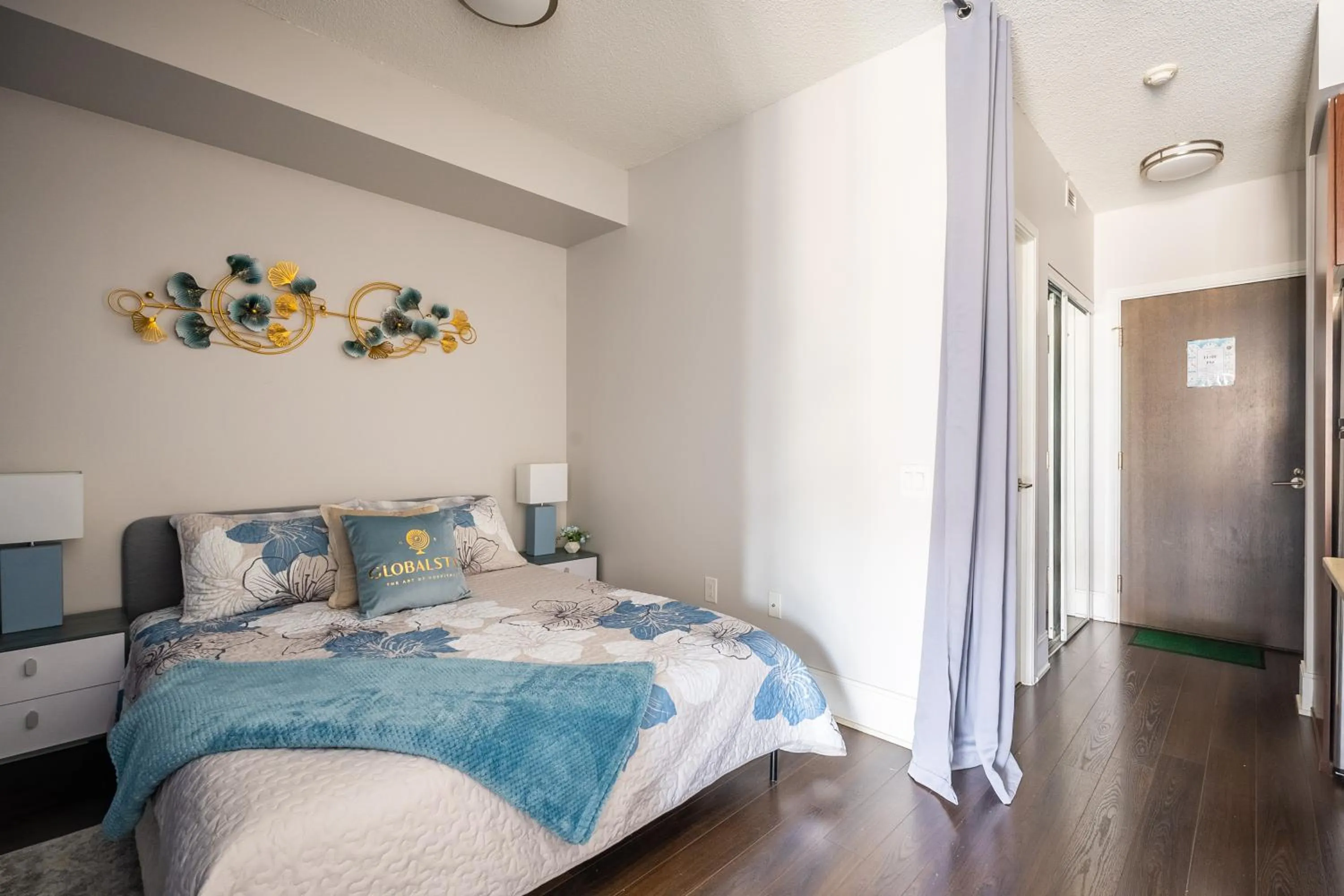 Bed in GLOBALSTAY Elegant Downtown Apartments