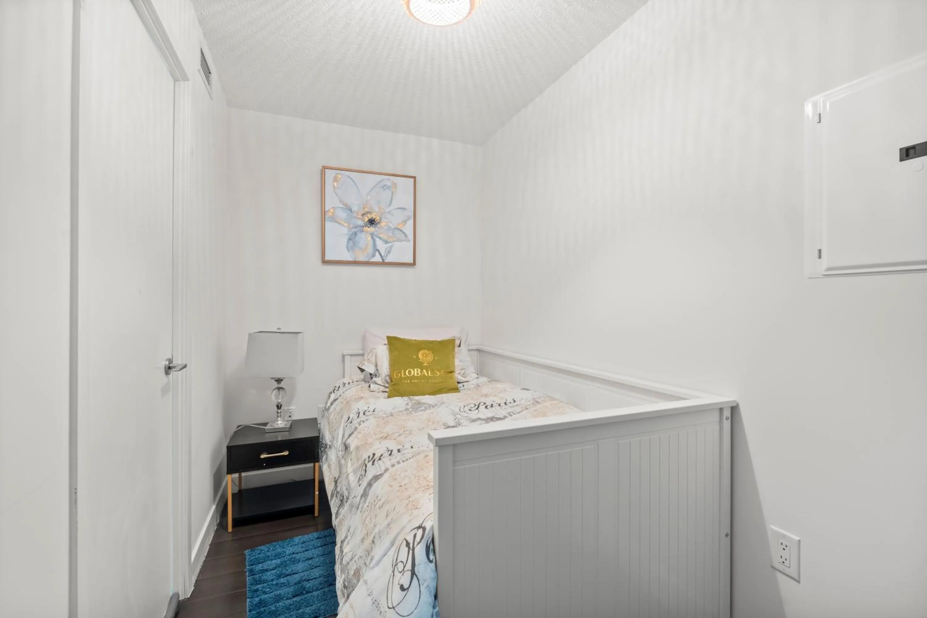 Bed in GLOBALSTAY Elegant Downtown Apartments