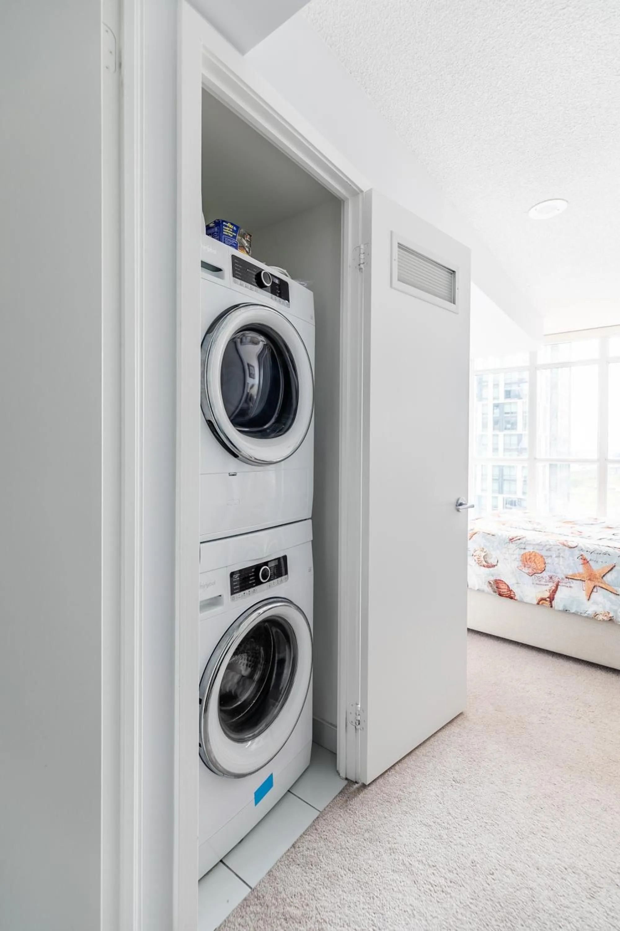 washing machine, Bed in GLOBALSTAY Elegant Downtown Apartments
