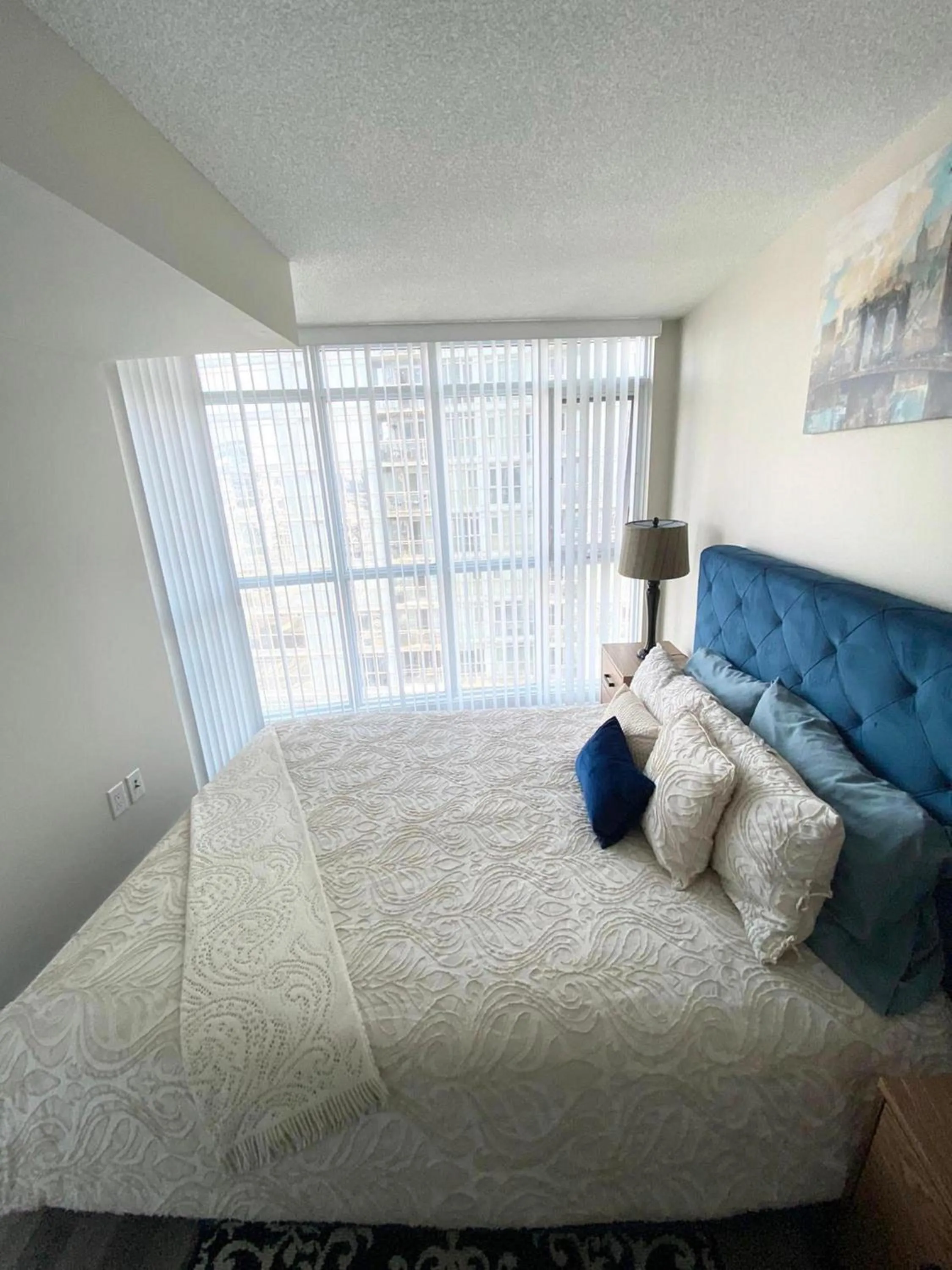 Bed in GLOBALSTAY Elegant Downtown Apartments