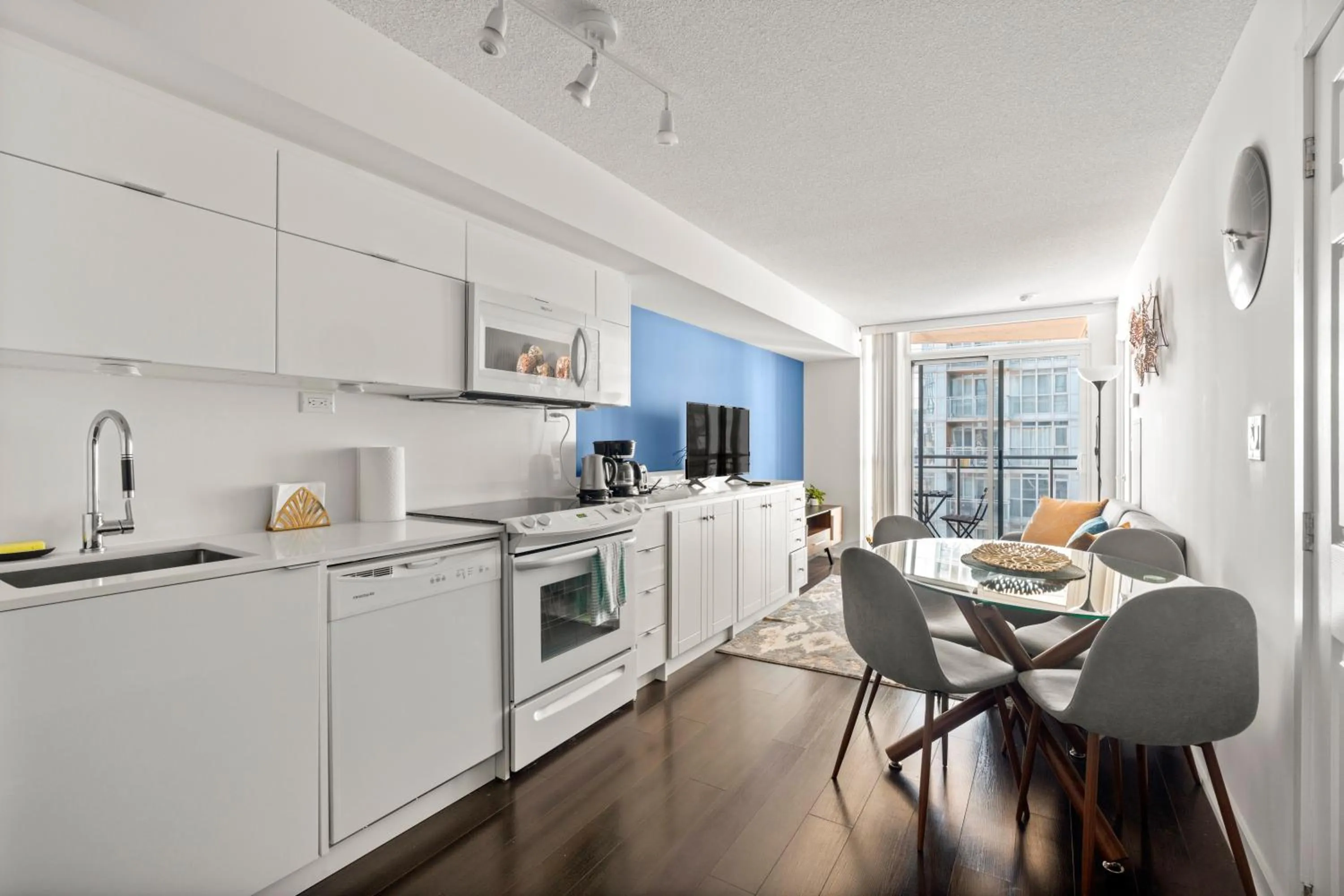 Kitchen or kitchenette in GLOBALSTAY Elegant Downtown Apartments