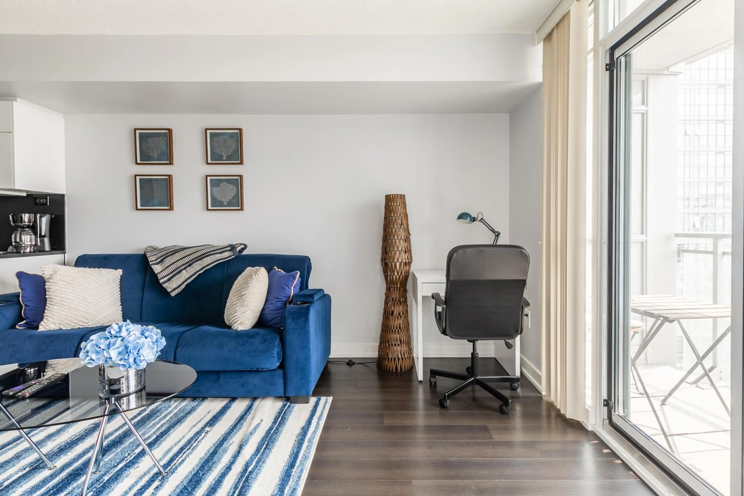 Living room in GLOBALSTAY Elegant Downtown Apartments