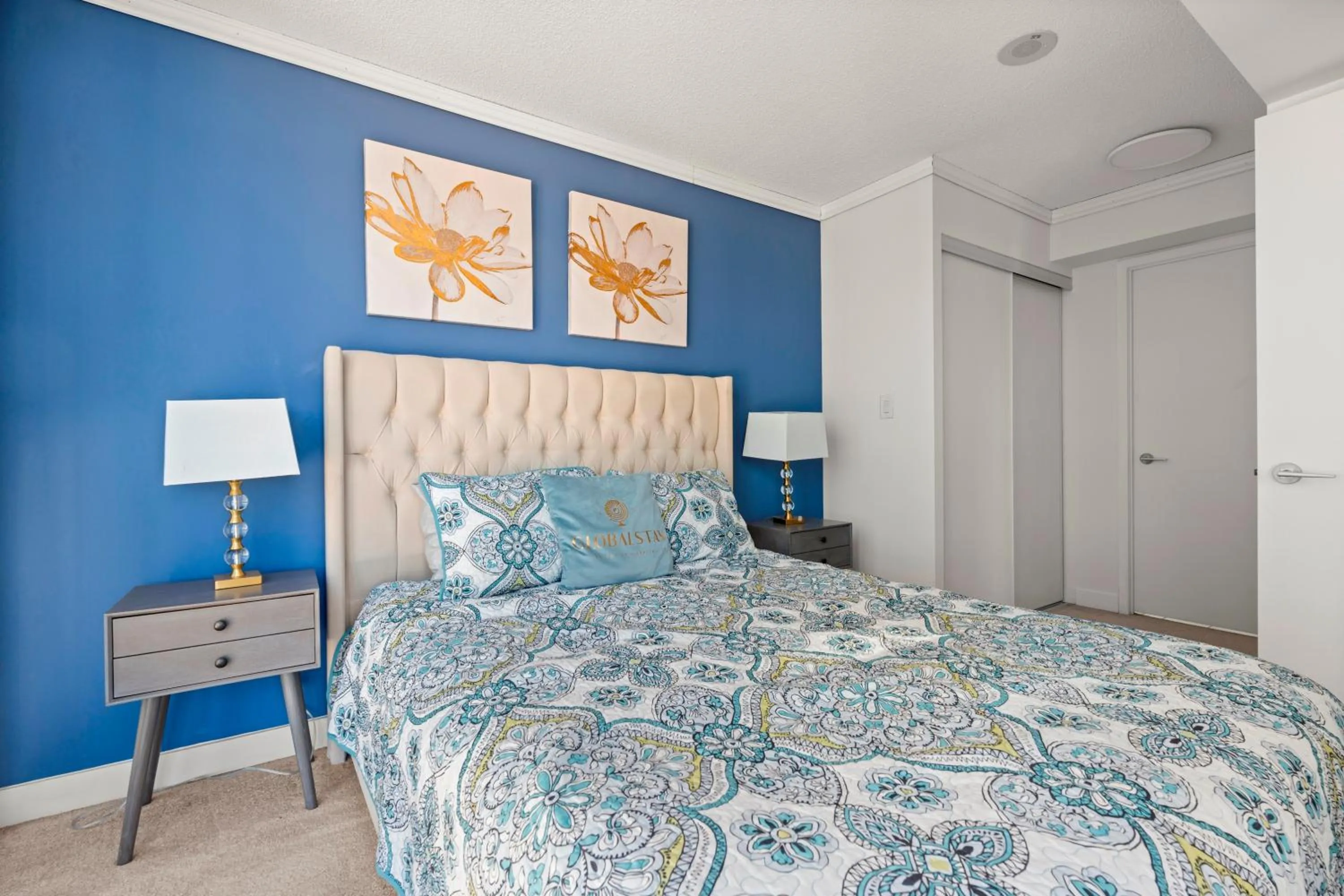 Bed in GLOBALSTAY Elegant Downtown Apartments