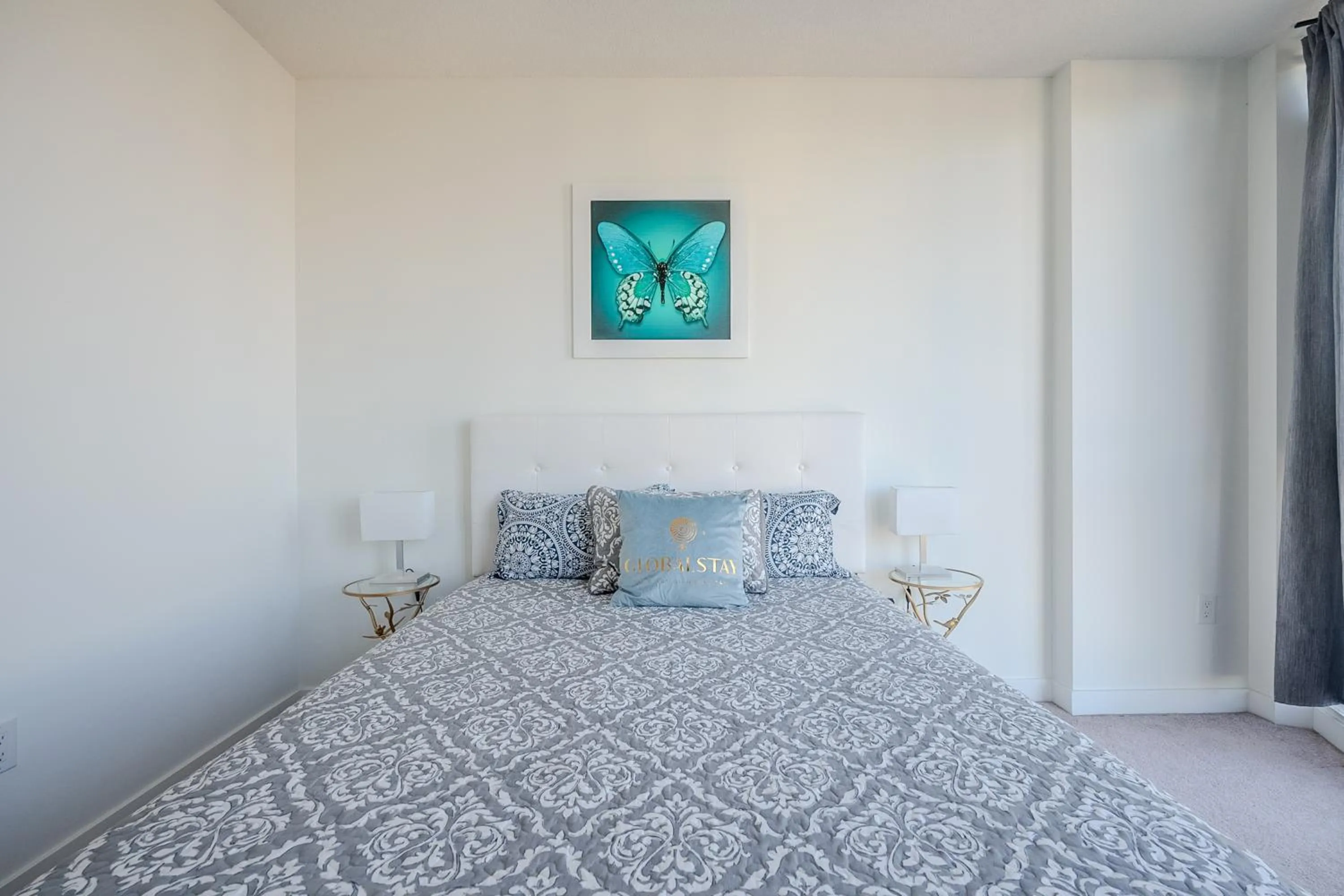 Bed in GLOBALSTAY Elegant Downtown Apartments