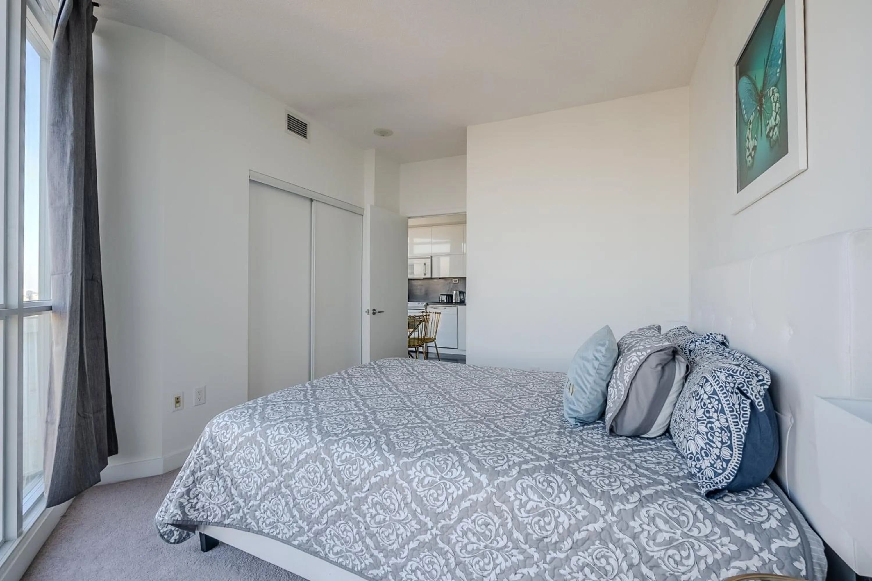 Bed in GLOBALSTAY Elegant Downtown Apartments