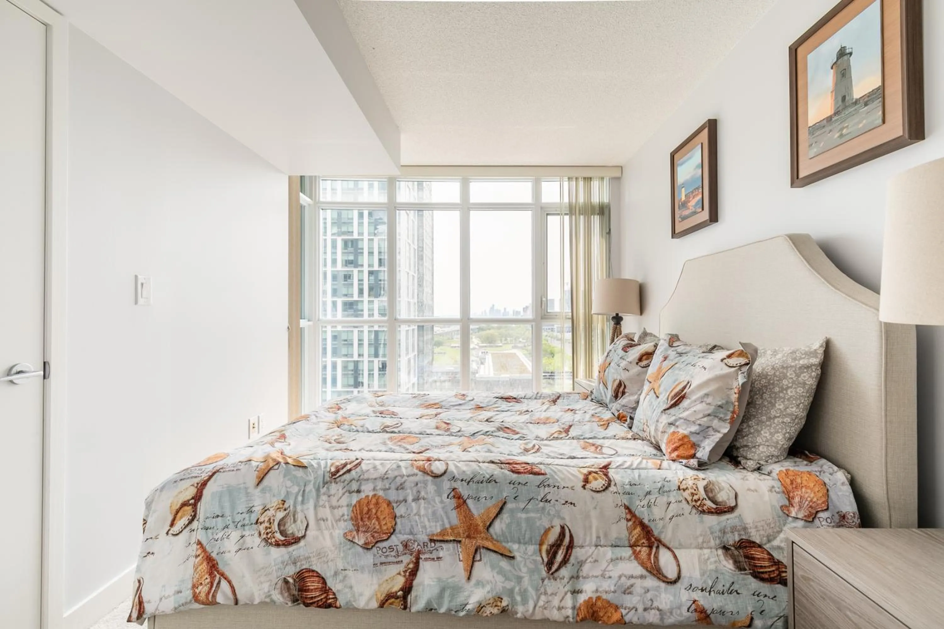 Bed in GLOBALSTAY Elegant Downtown Apartments