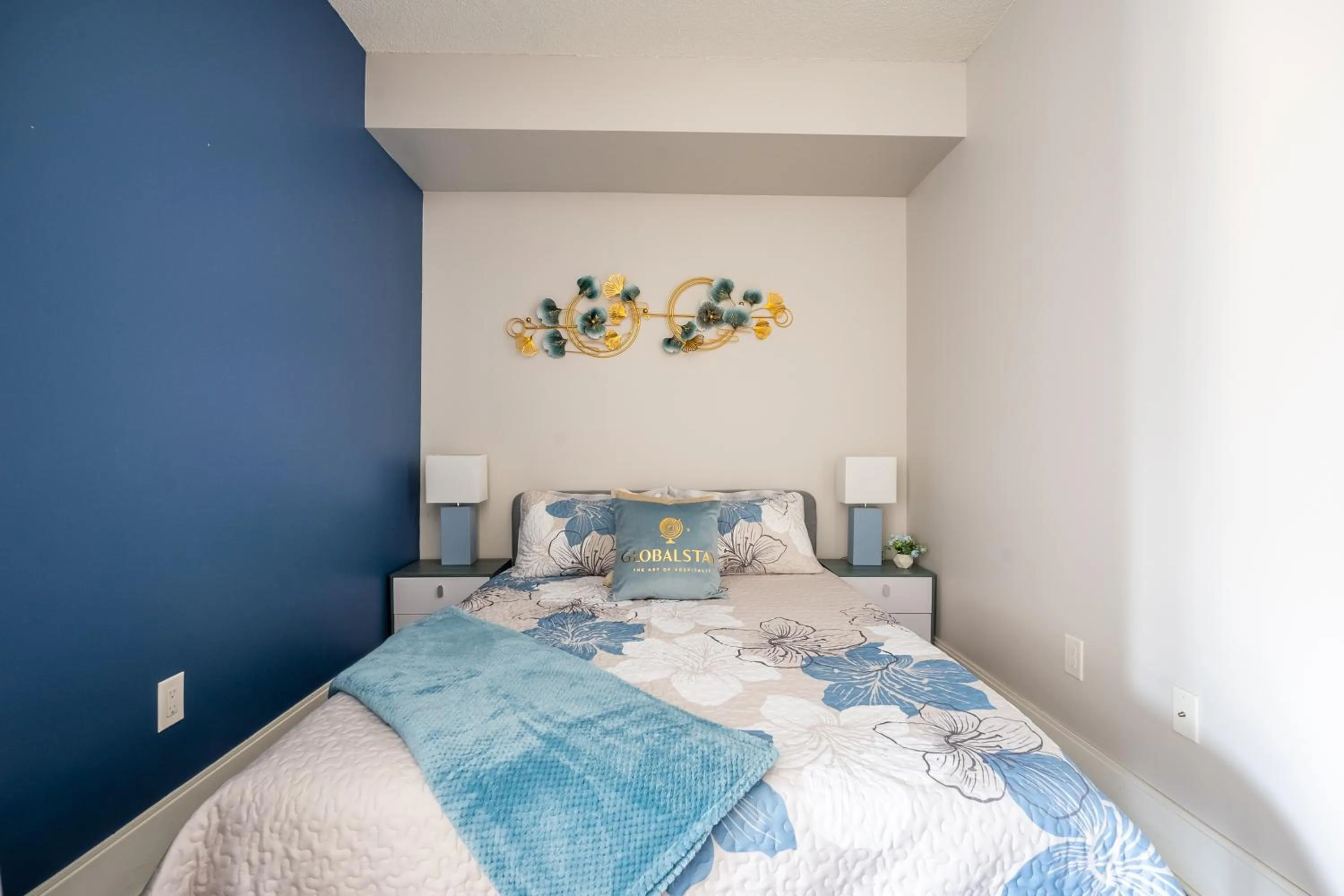 Bed in GLOBALSTAY Elegant Downtown Apartments