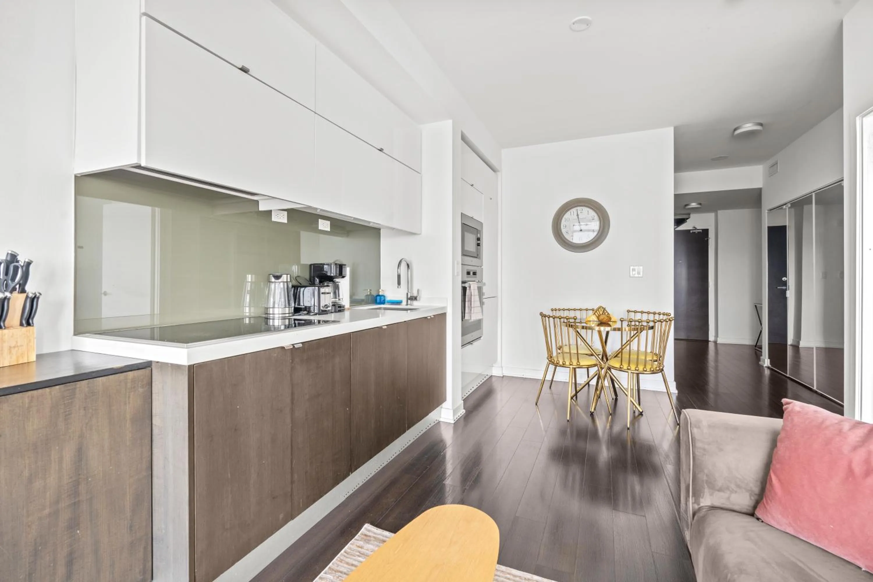 Kitchen or kitchenette in GLOBALSTAY Elegant Downtown Apartments