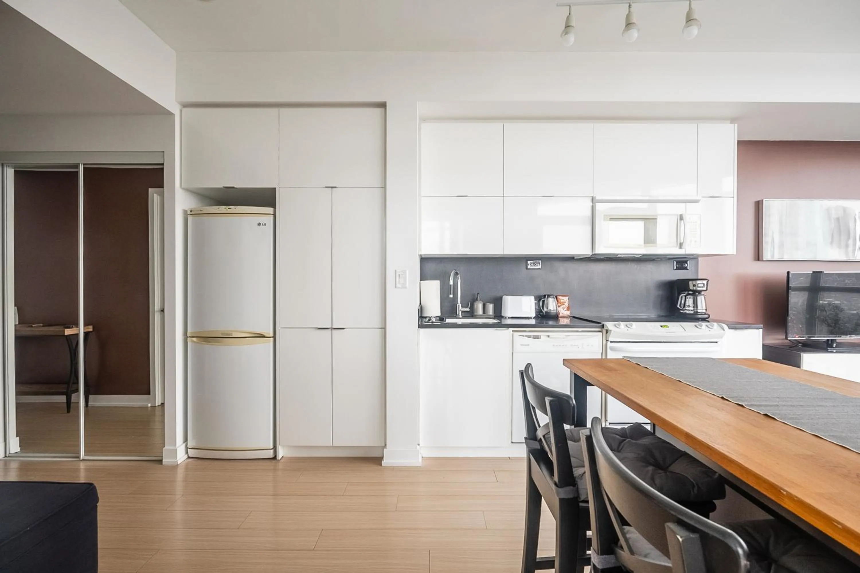 Kitchen or kitchenette in GLOBALSTAY Elegant Downtown Apartments
