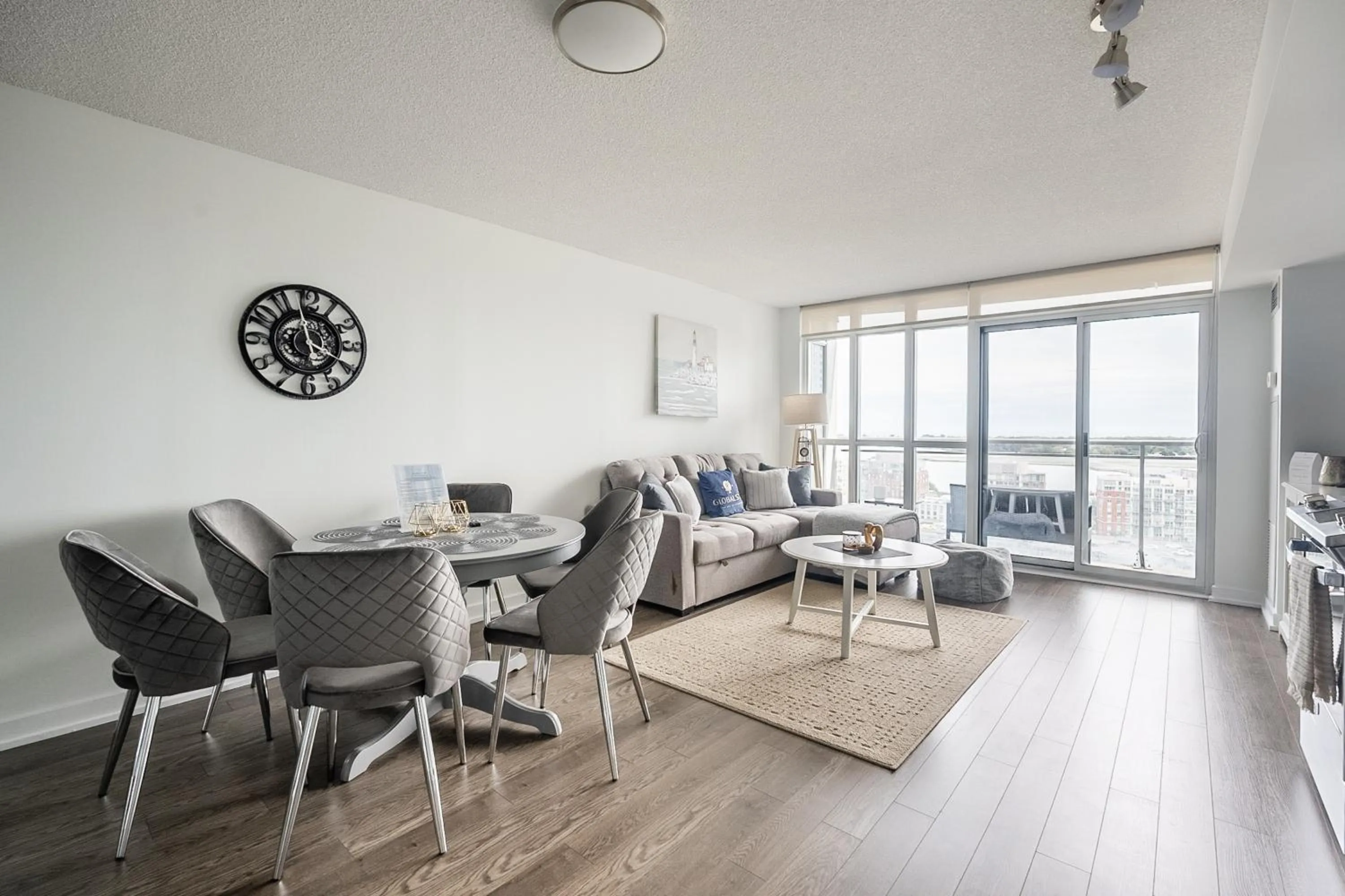 Living room in GLOBALSTAY Elegant Downtown Apartments