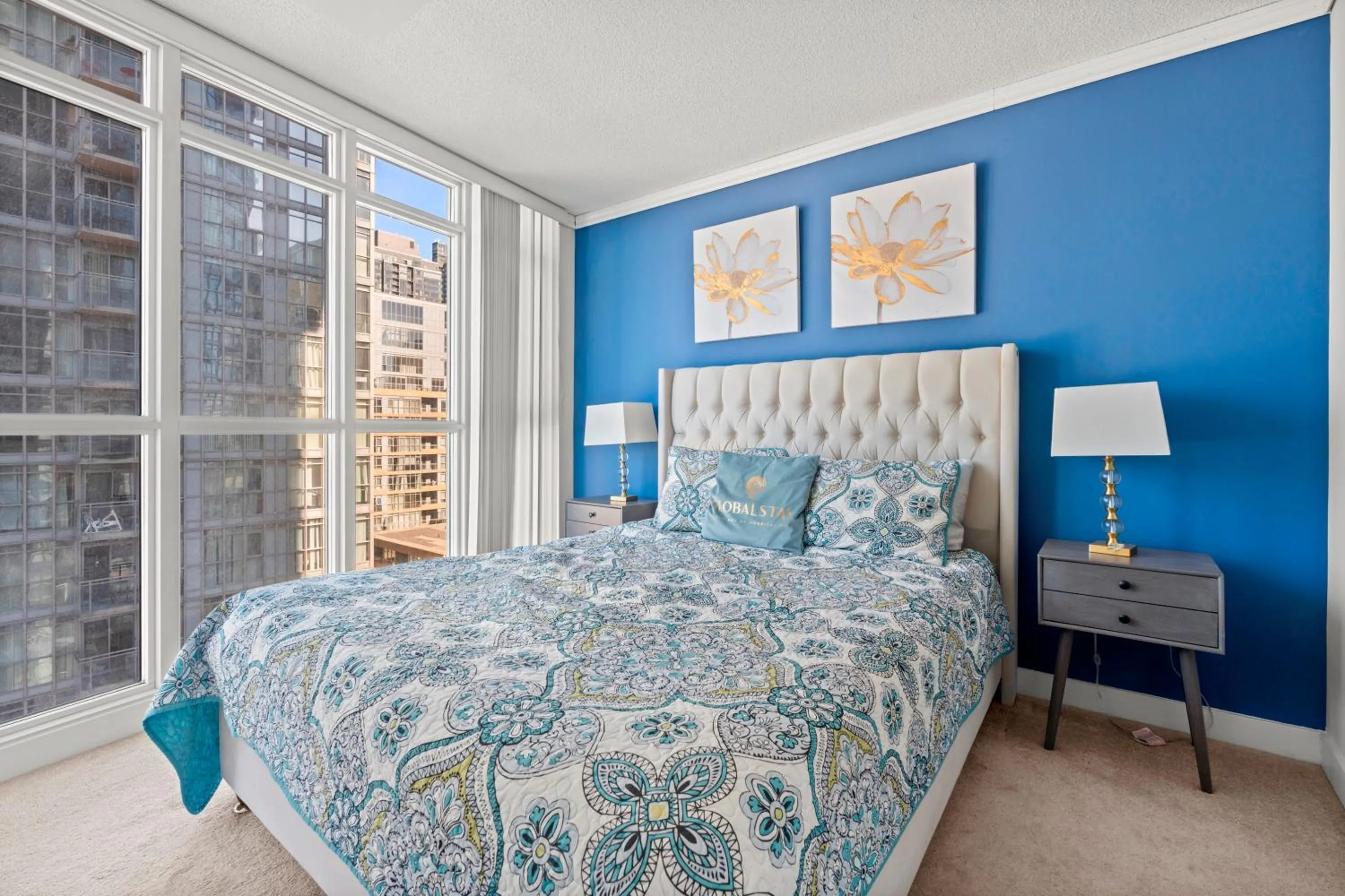 Bed in GLOBALSTAY Elegant Downtown Apartments