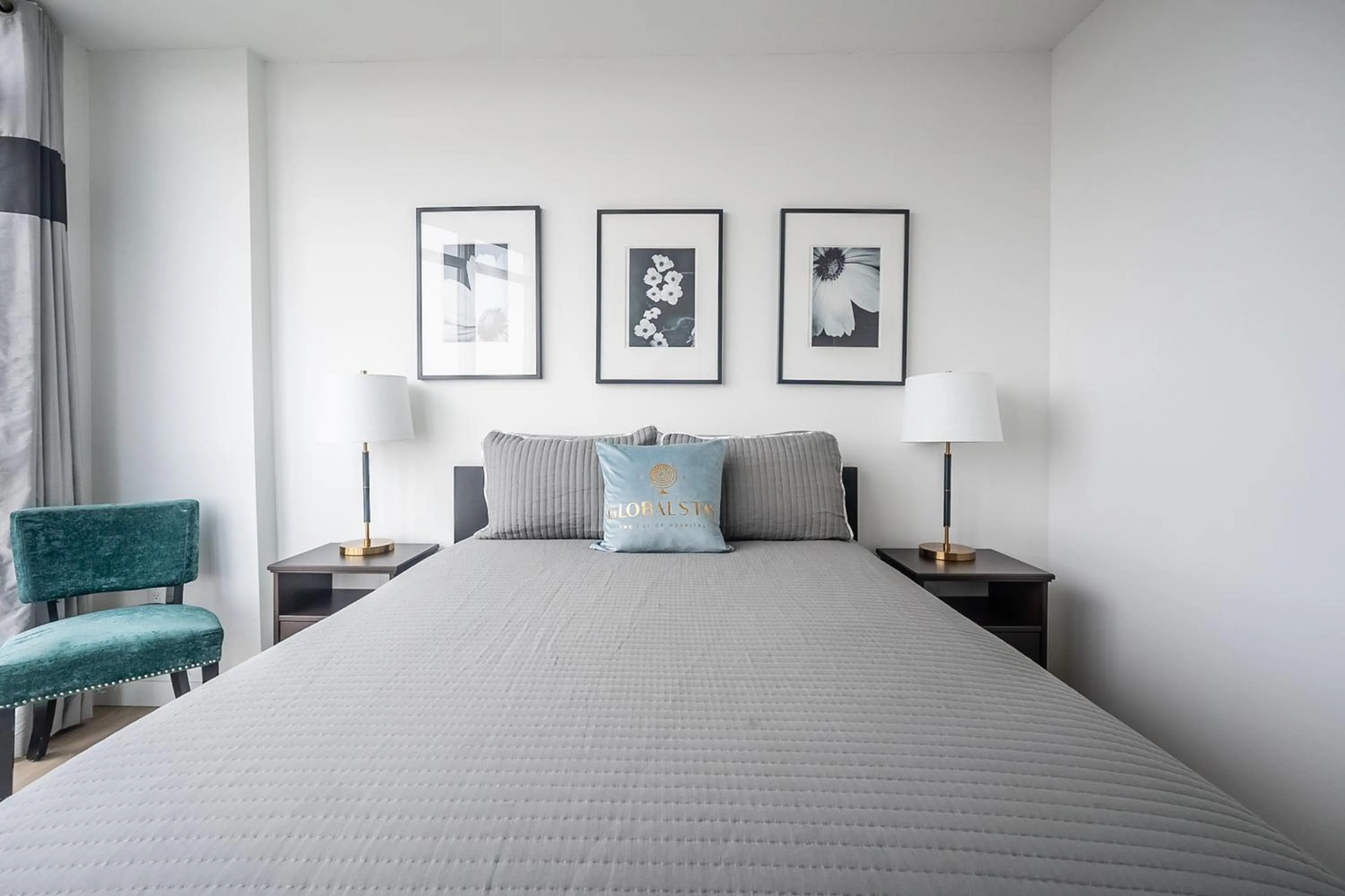 Bed in GLOBALSTAY Elegant Downtown Apartments