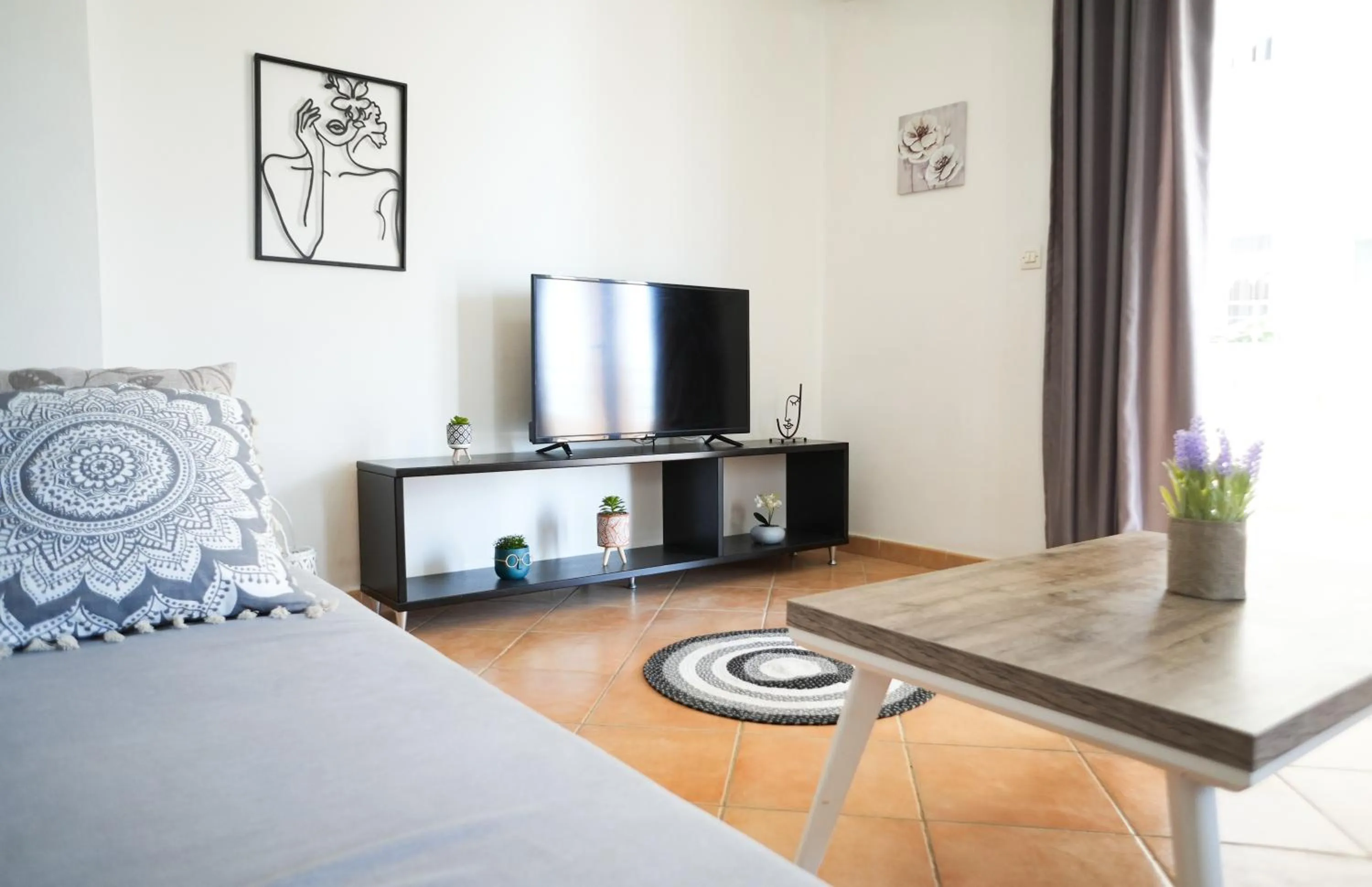 Communal lounge/ TV room, Bed in Saranda Waterside Apartments