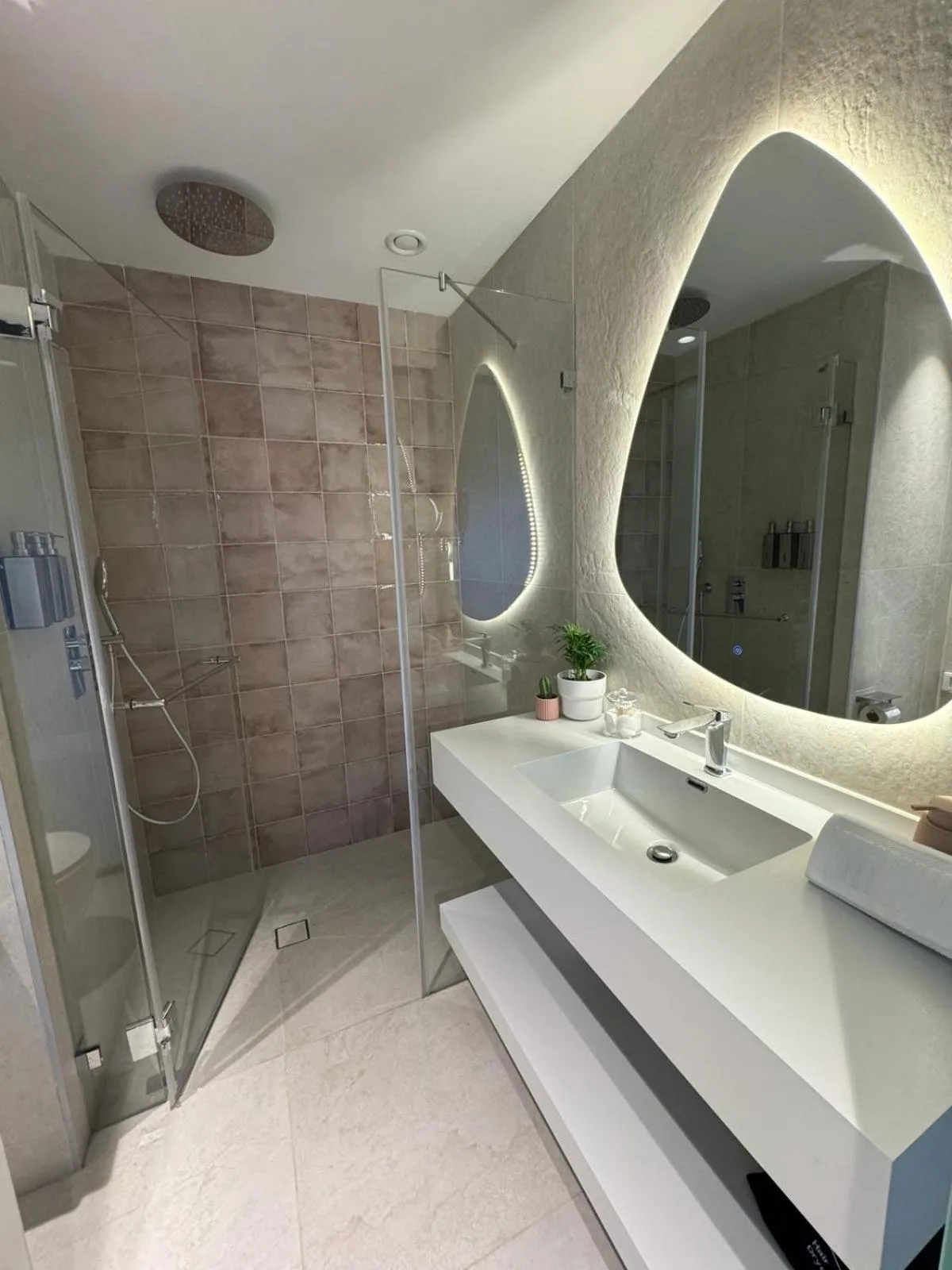 Shower in Allenbeach TLV- apart Hotel- Adults only