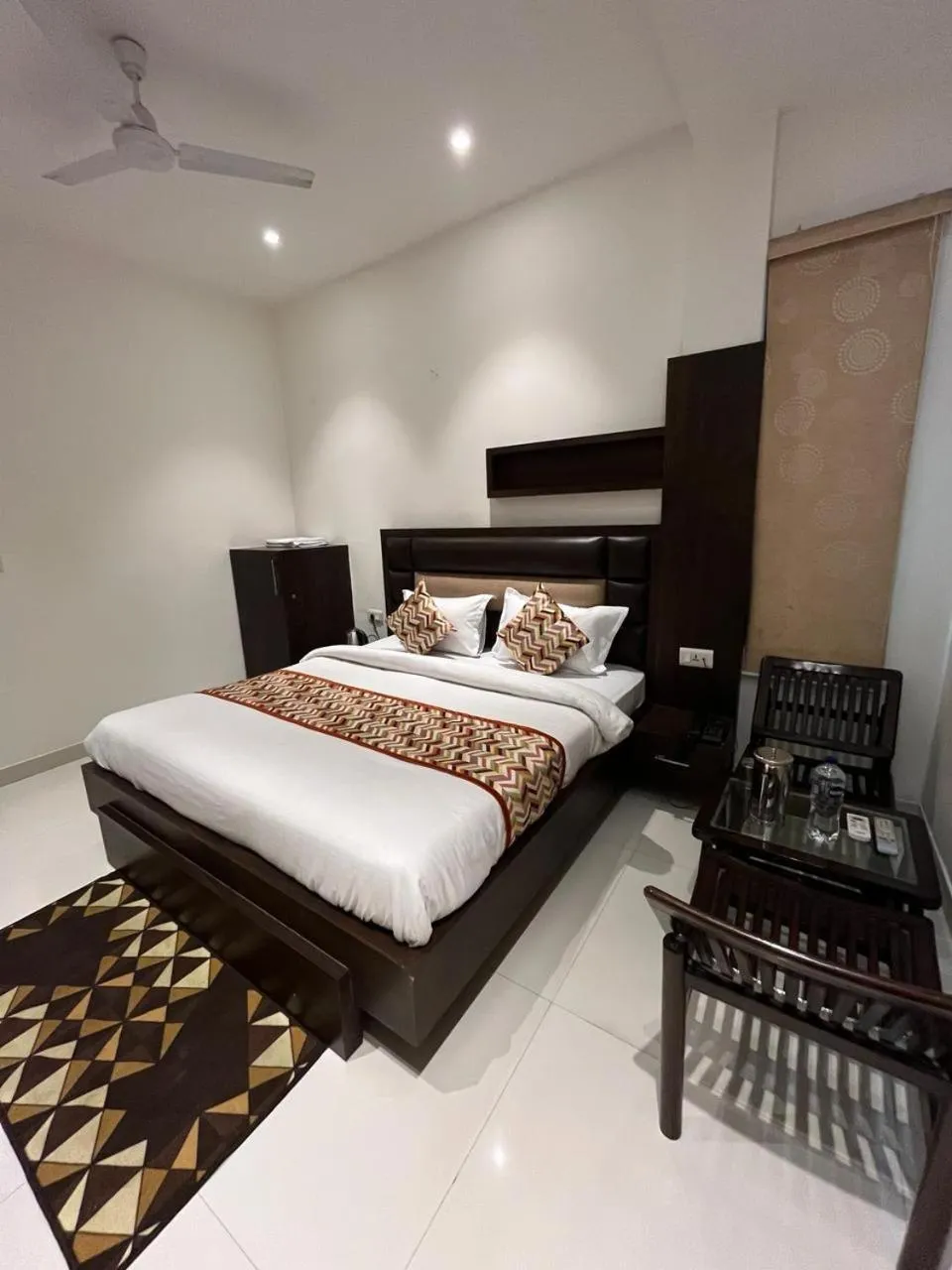 Bed in Hotel SB Residency