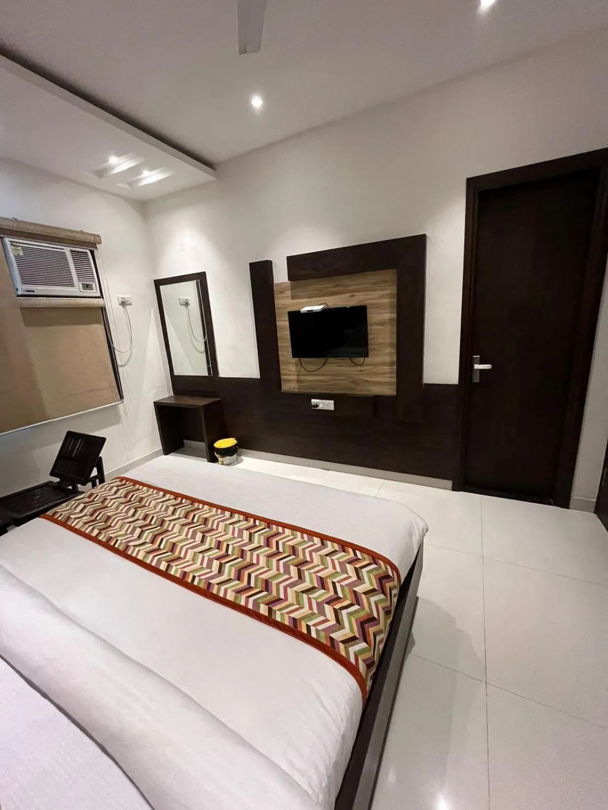 Communal lounge/ TV room, Bed in Hotel SB Residency