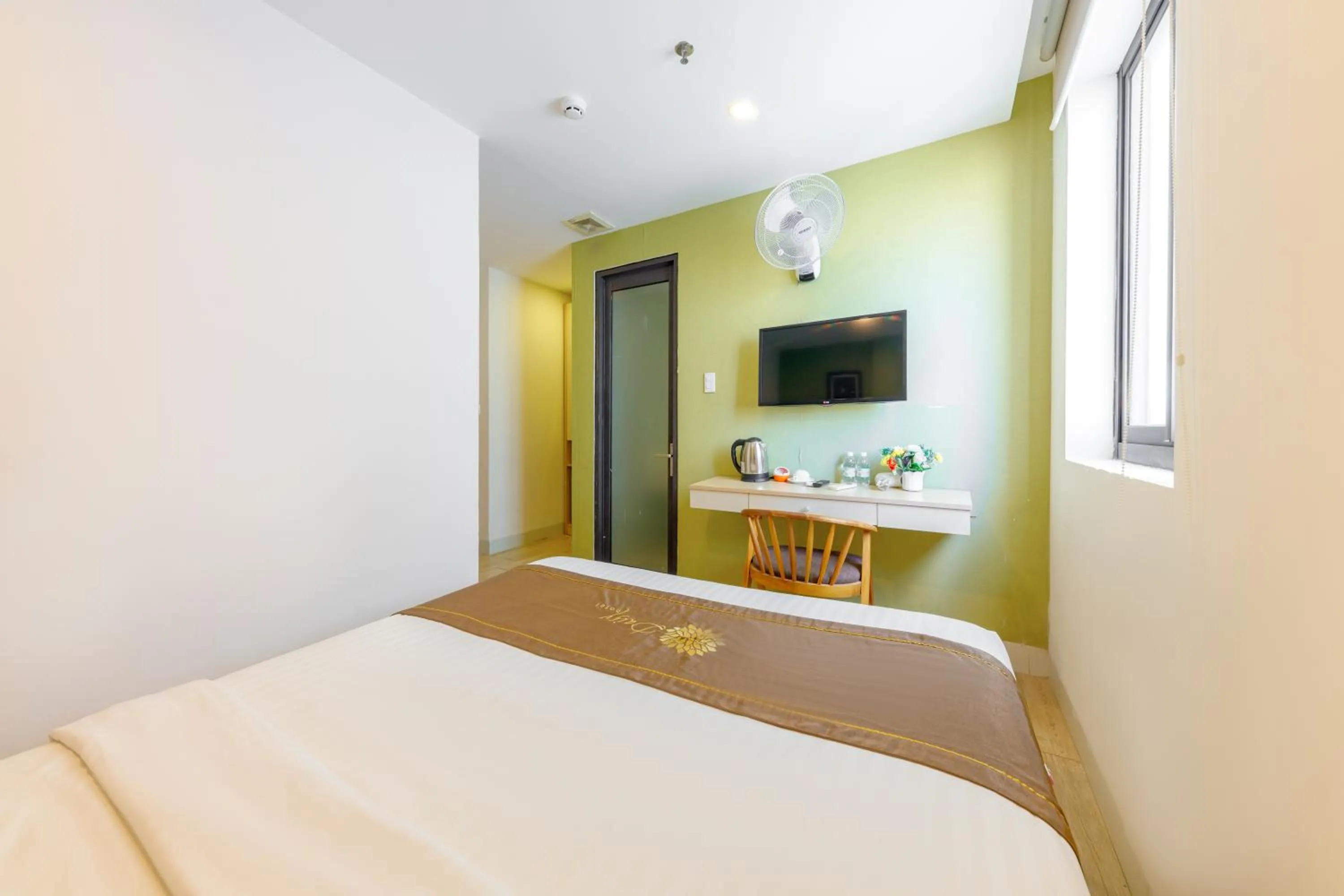 Photo of the whole room, Bed in Daisy Flower Nha Trang