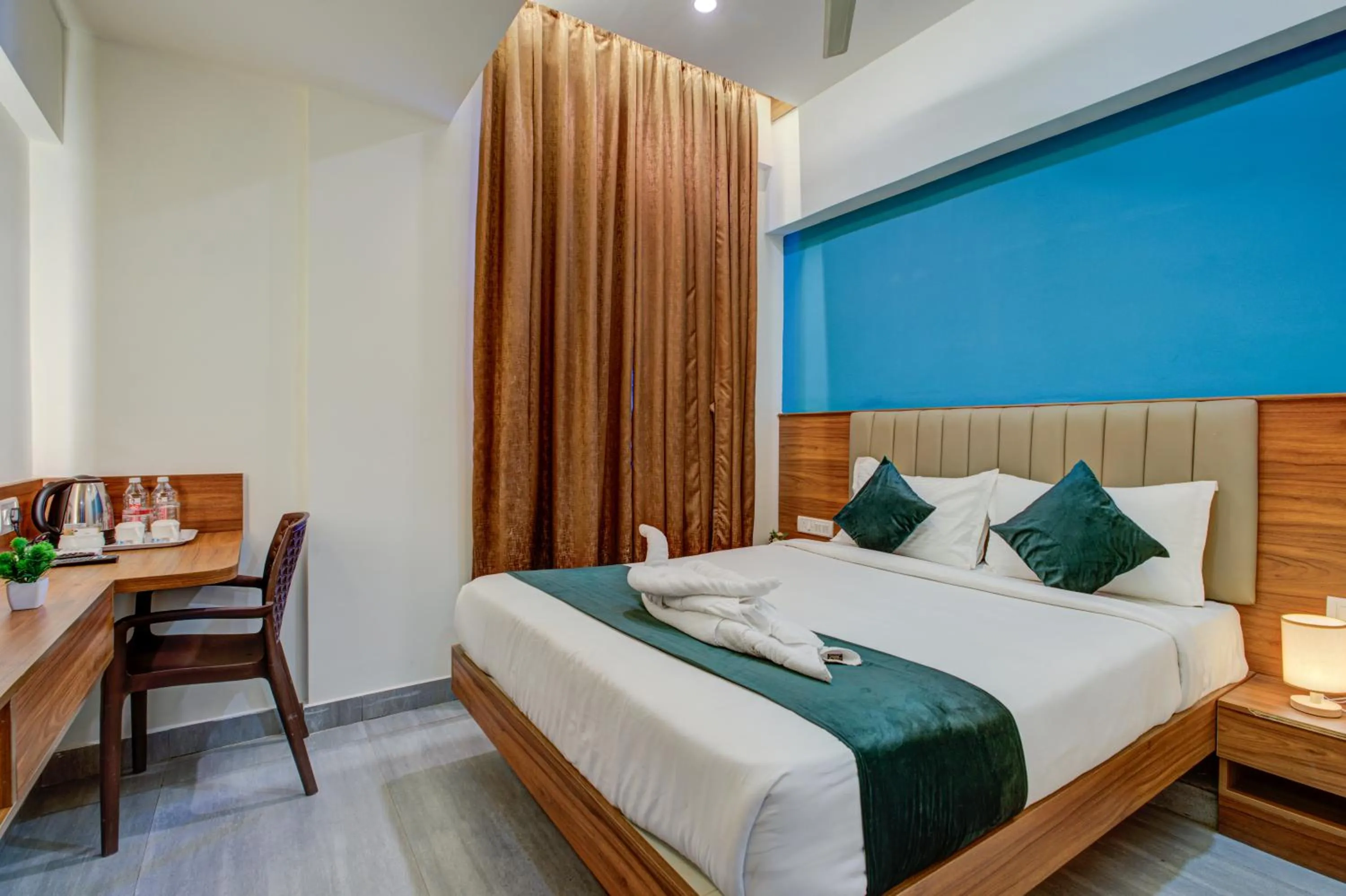 Photo of the whole room, Bed in Silverkey Hotel Yelahanka