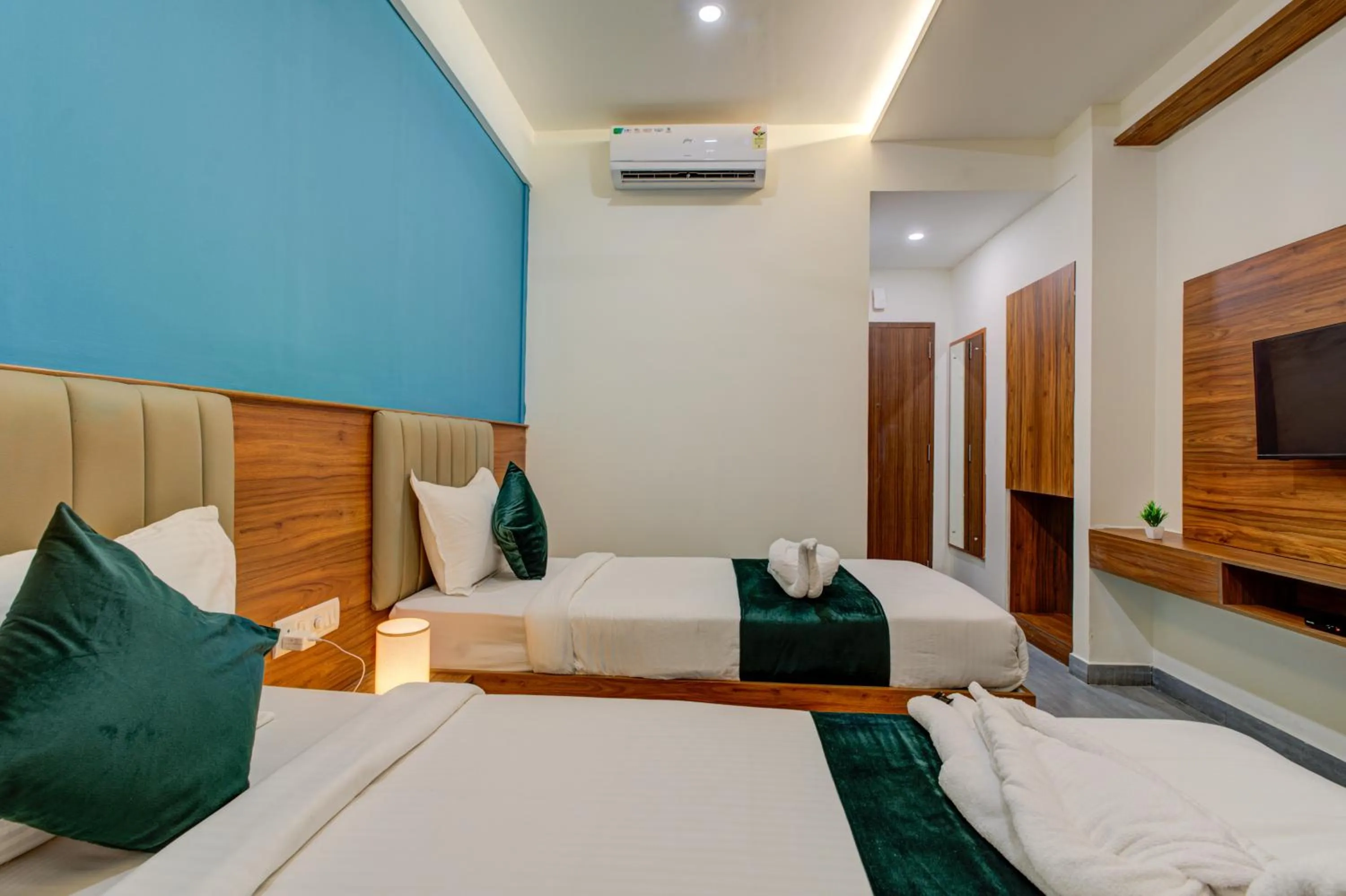 TV and multimedia, Bed in Silverkey Hotel Yelahanka