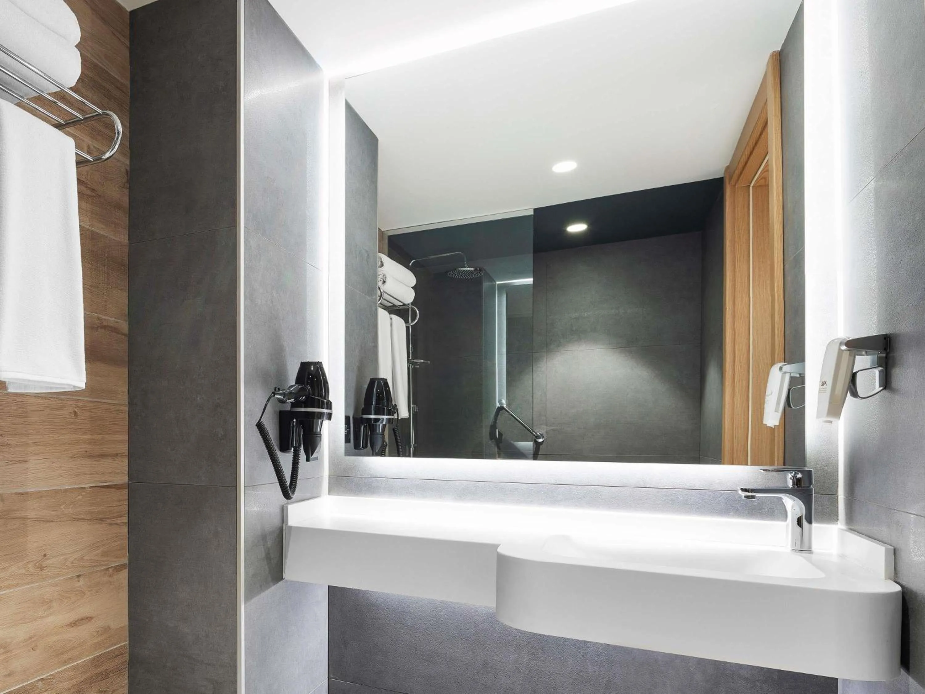 Bedroom in ibis Istanbul Sisli