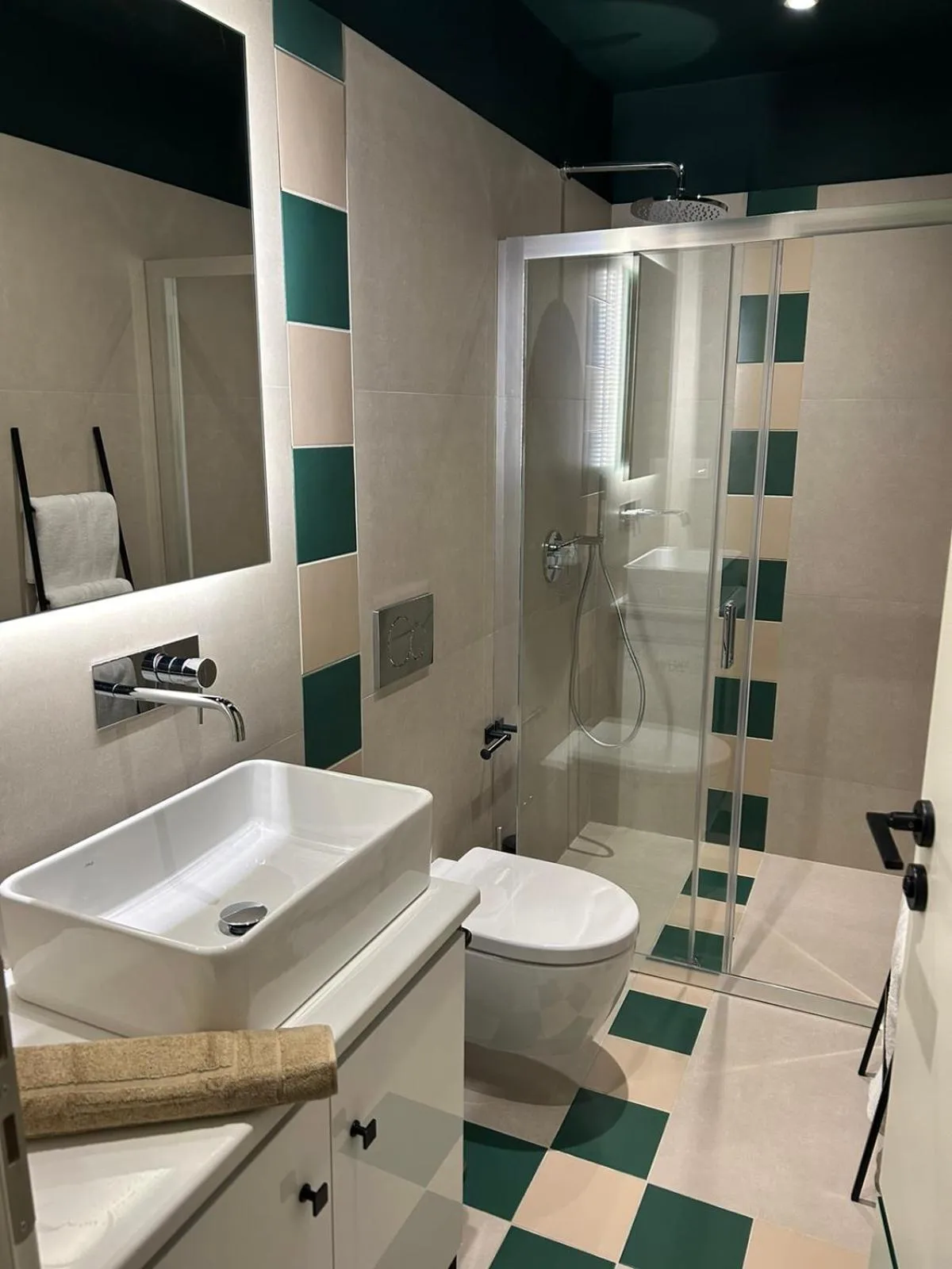 Shower in Living Yard Thissio