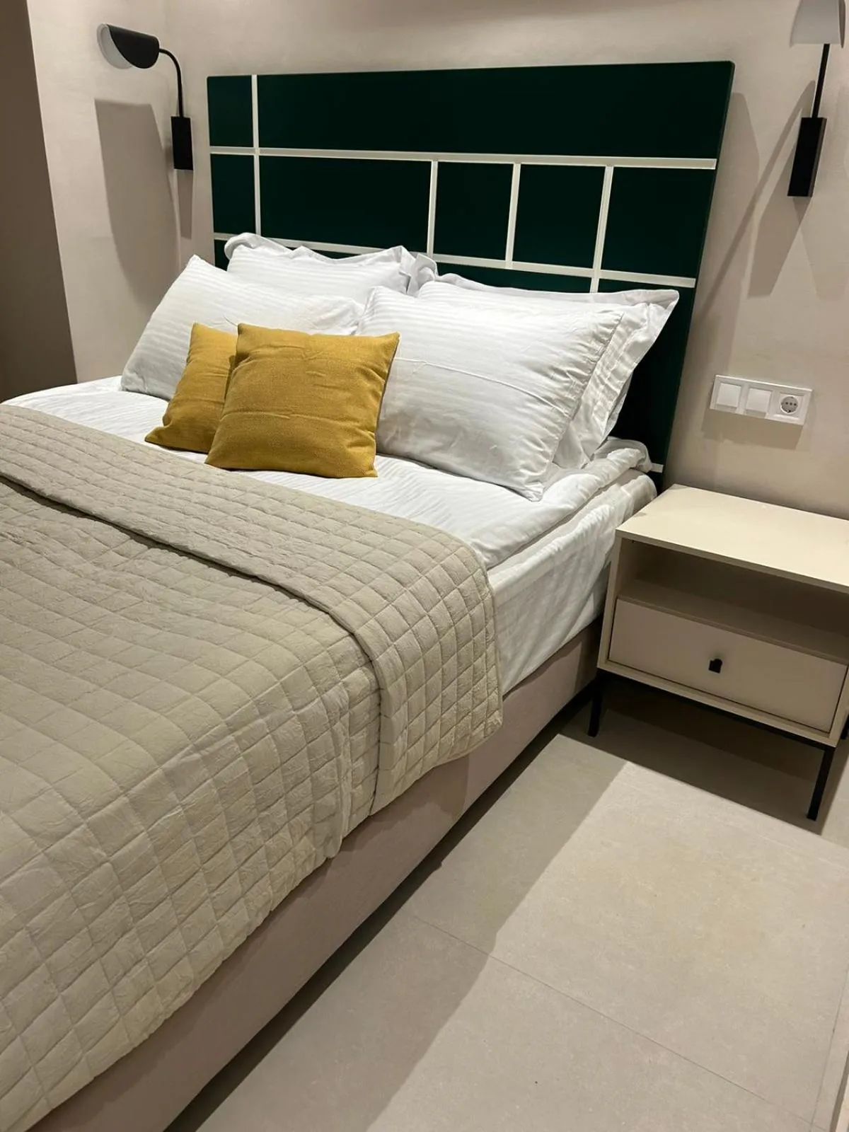 Bed in Living Yard Thissio