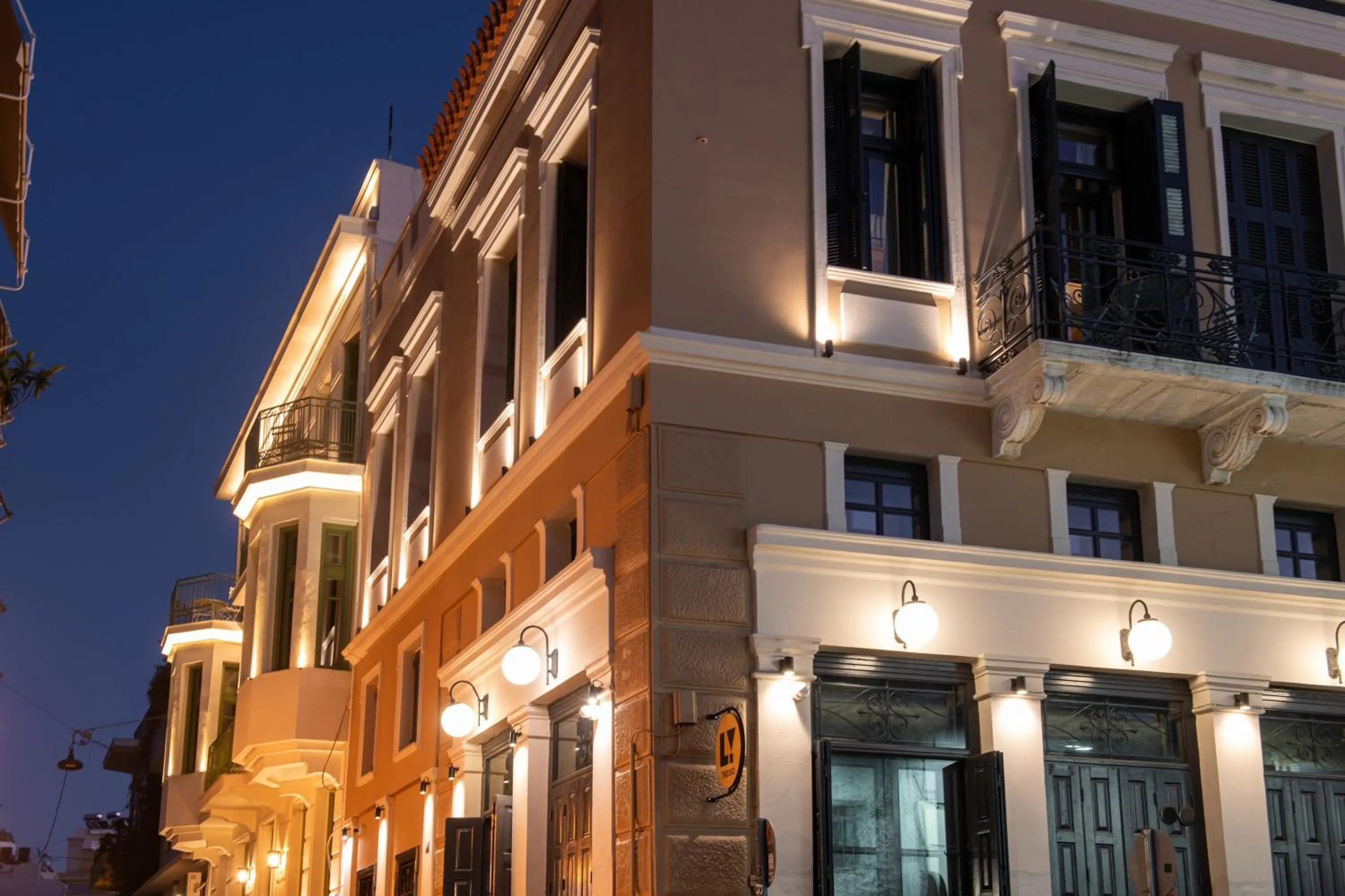 Property building in Living Yard Thissio