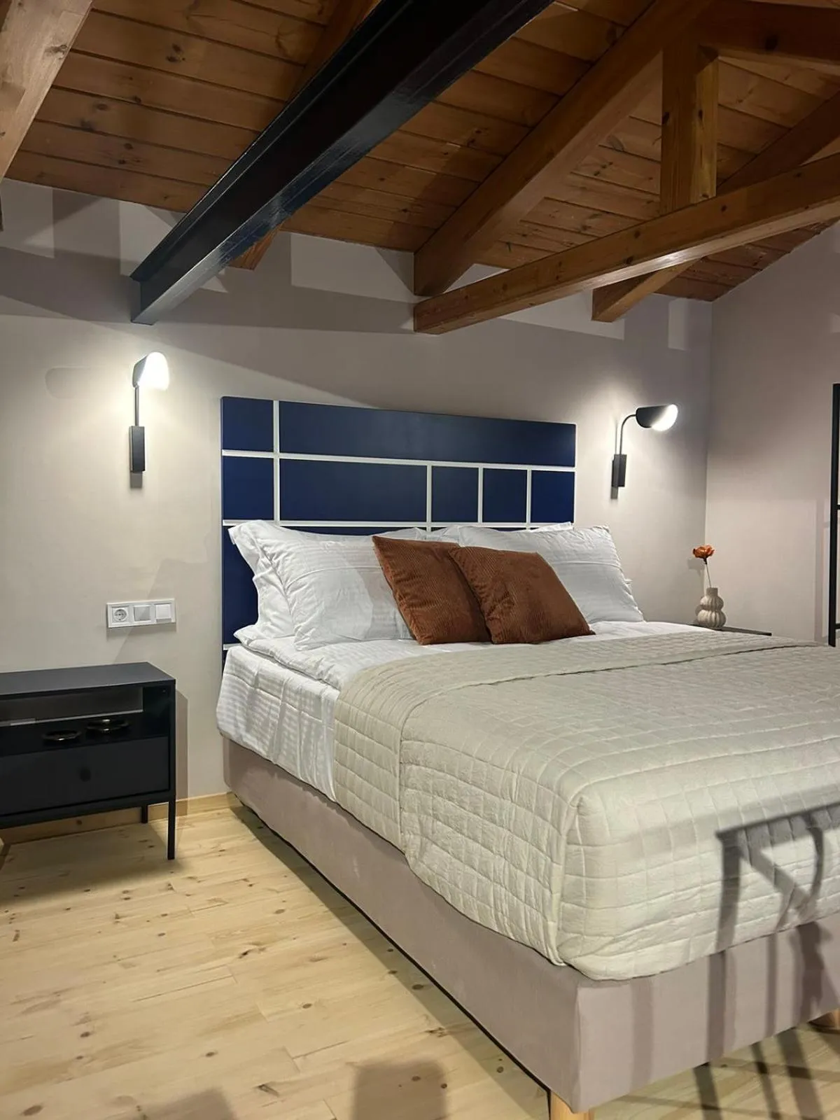 Bed in Living Yard Thissio