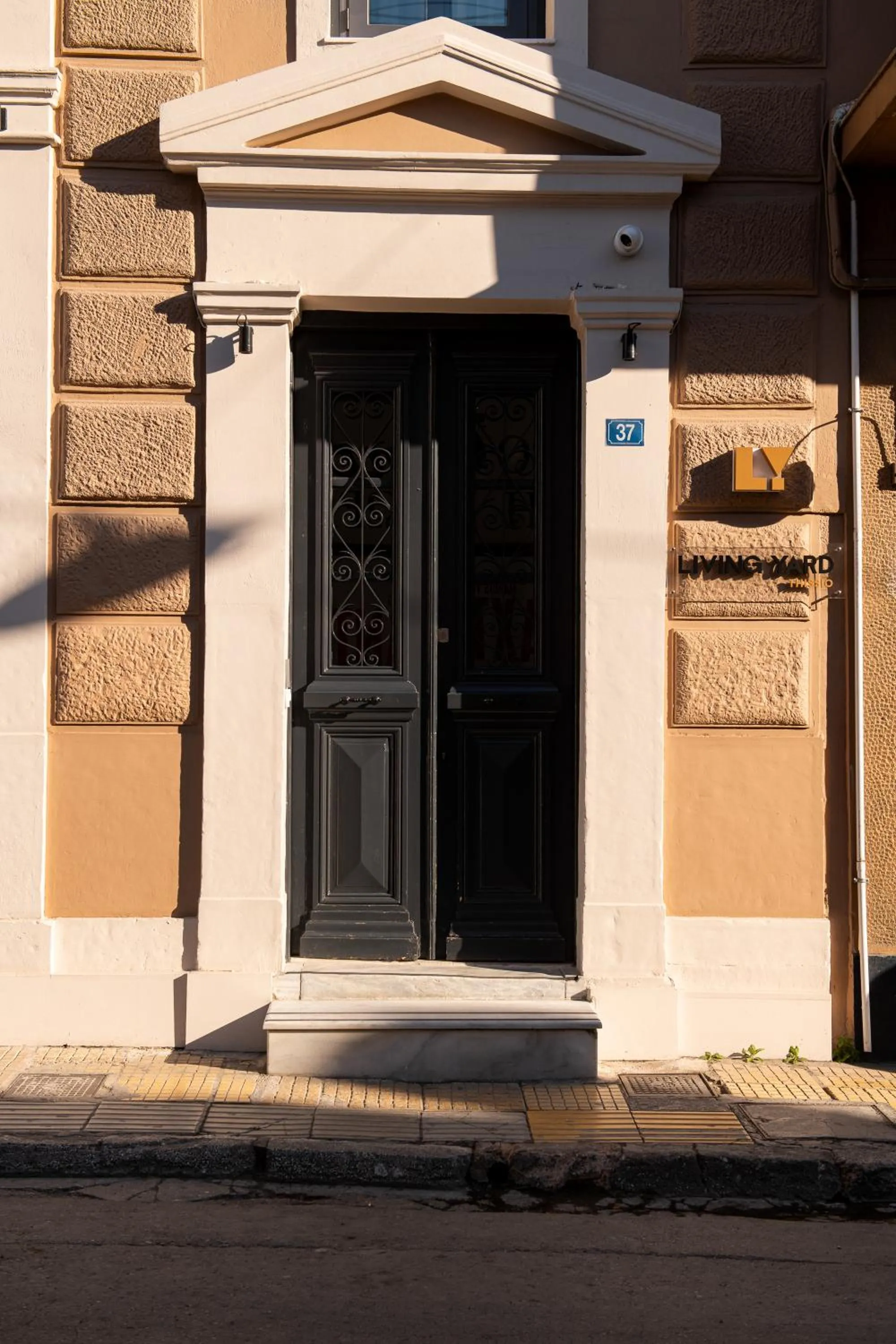 Property logo or sign in Living Yard Thissio