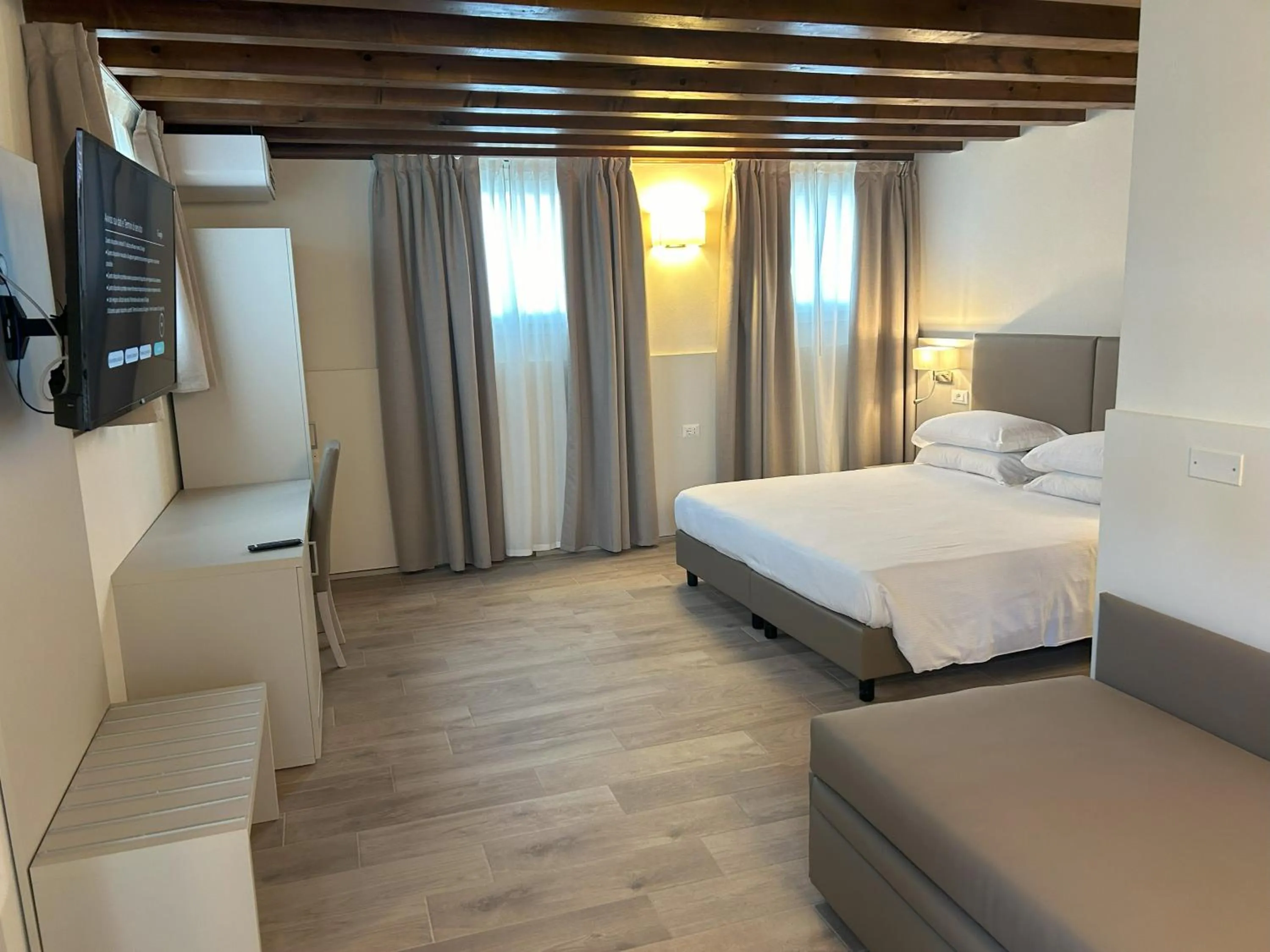 Communal lounge/ TV room, Bed in La Casetta