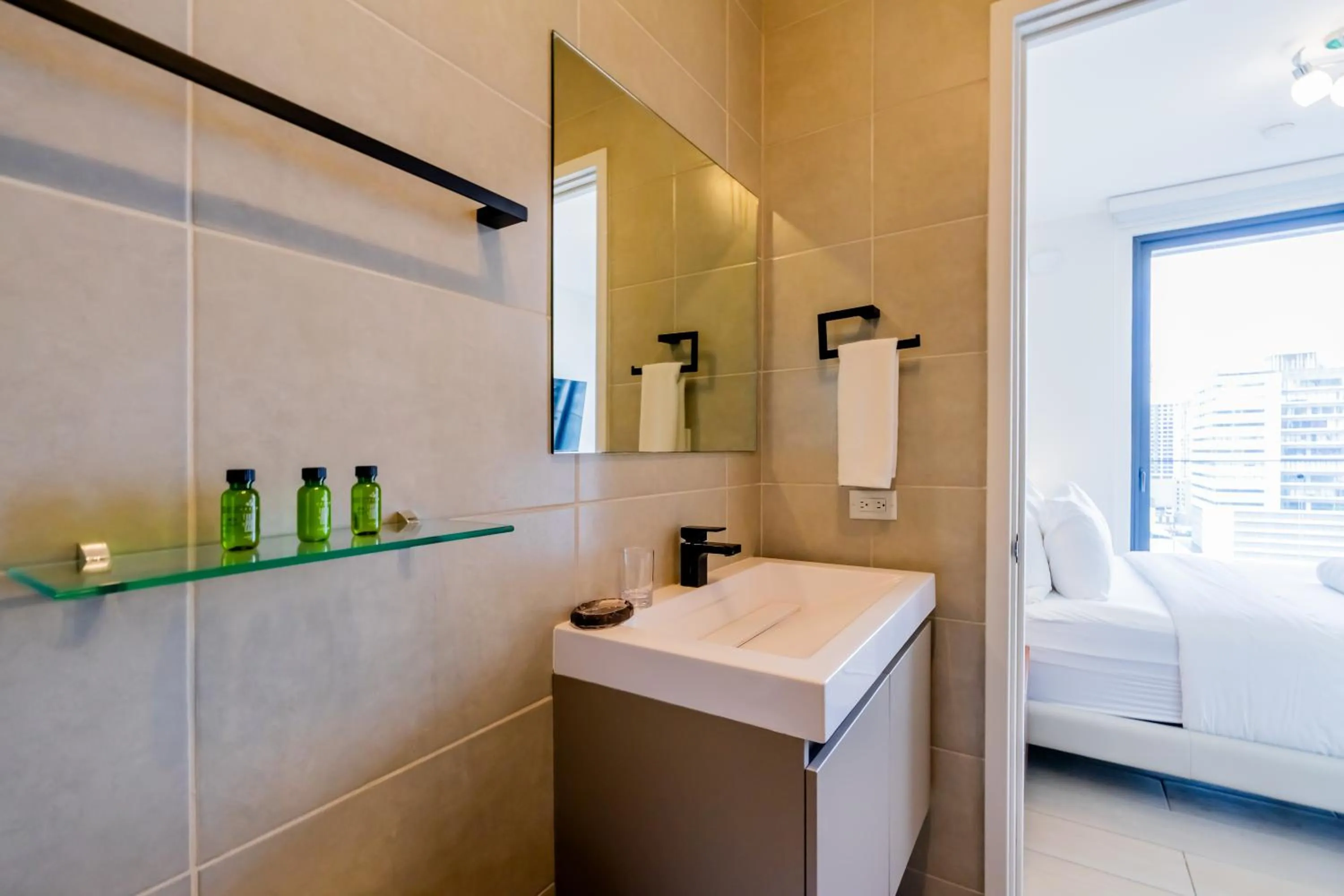 Bathroom, Bed in Wynwood House San Francisco