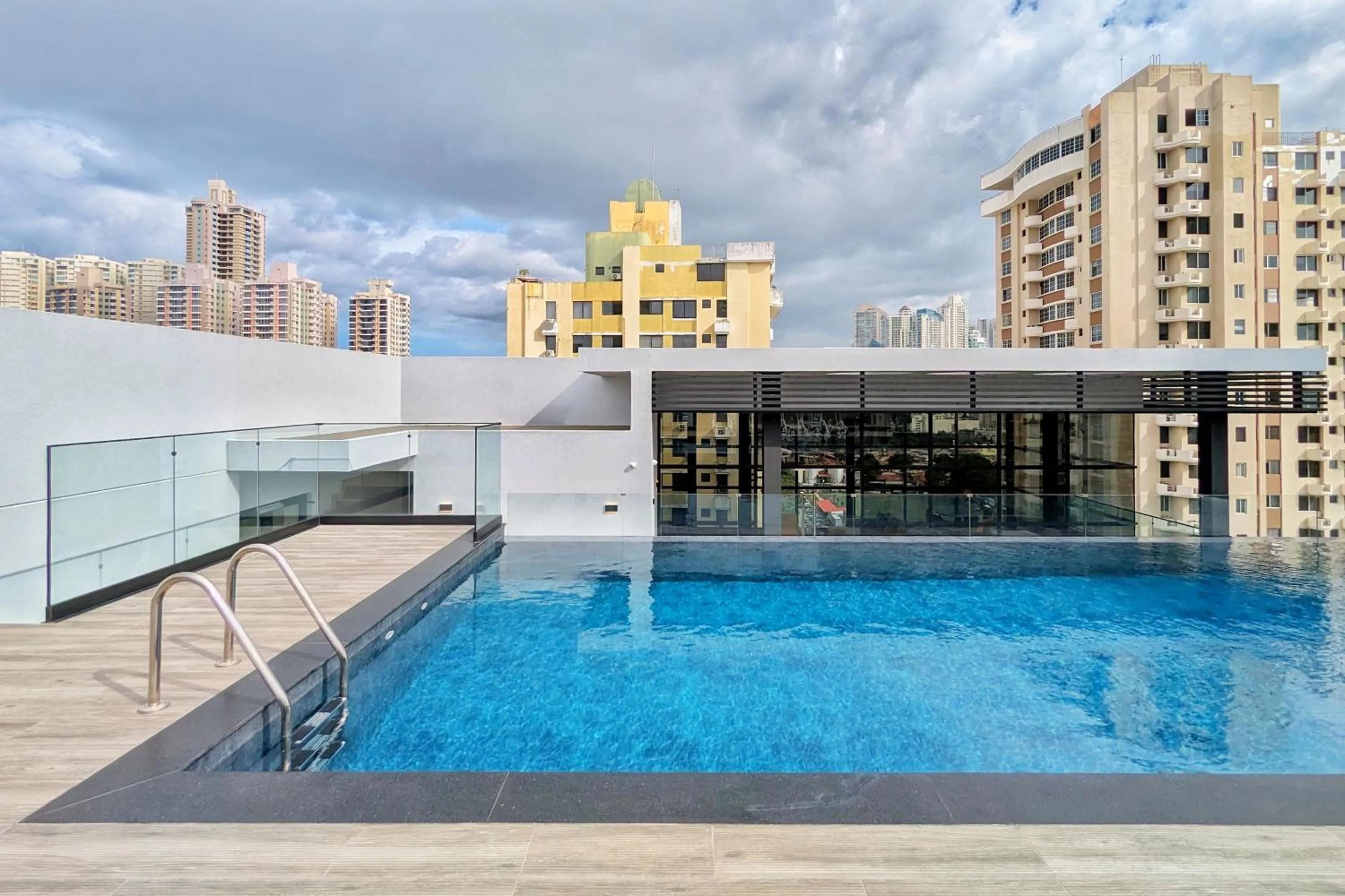 Swimming pool in Wynwood House San Francisco