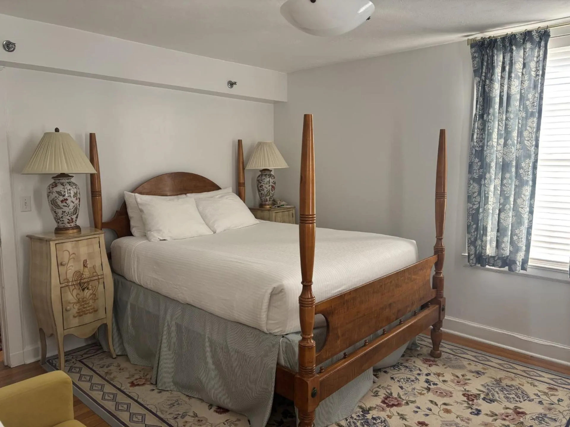 Bed in Beekman Arms and Delamater Inn