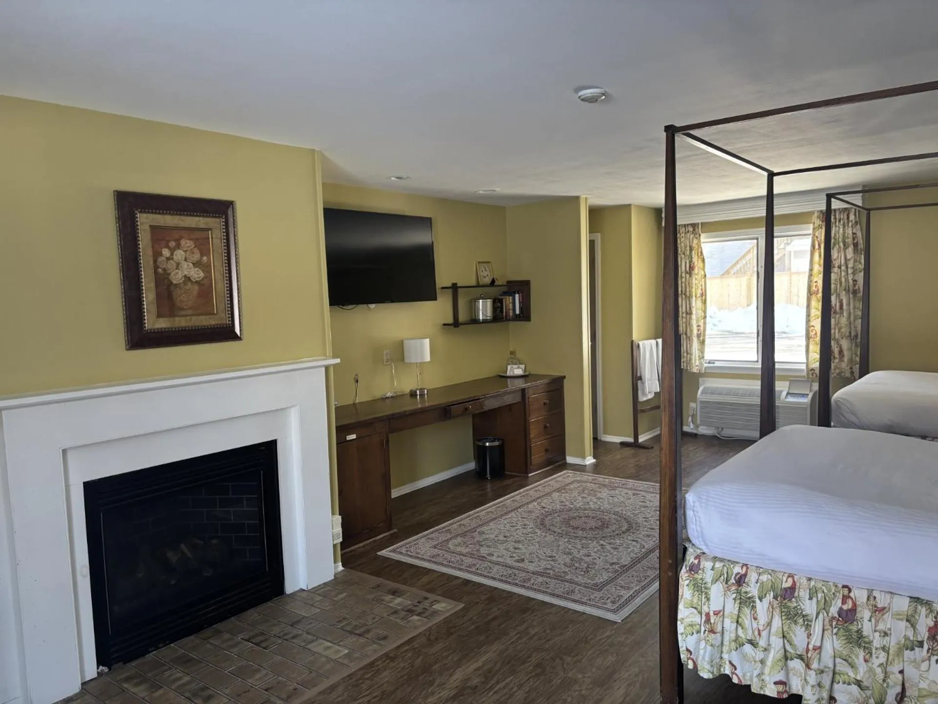 Bed in Beekman Arms and Delamater Inn