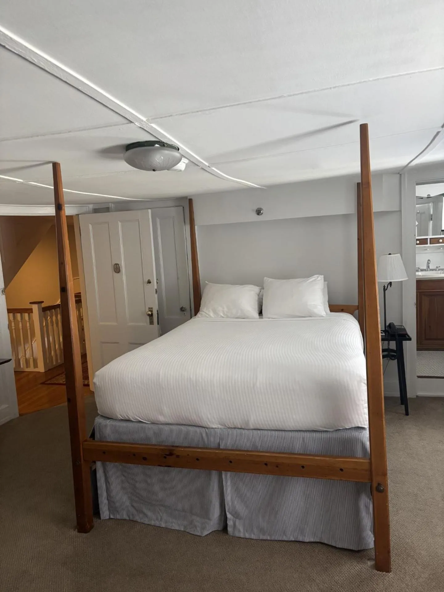 Bed in Beekman Arms and Delamater Inn