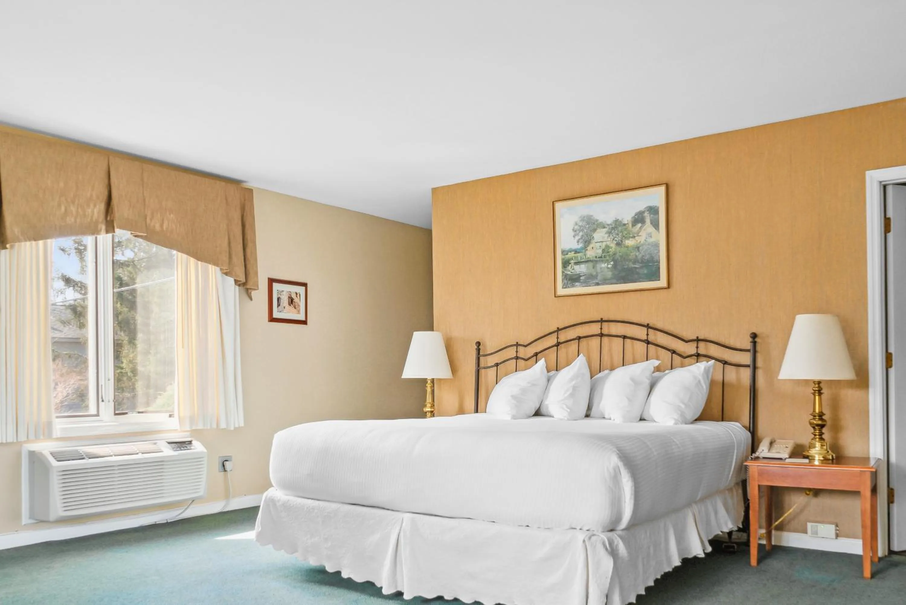 Bed in Beekman Arms and Delamater Inn